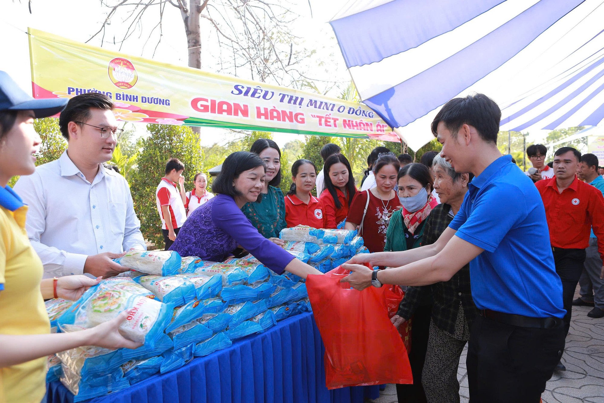 Trao qu&agrave; Tết cho người ngh&egrave;o tại phường B&igrave;nh Dương: 750 Phần qu&agrave; &yacute; nghĩa năm 2026 - Ảnh 8.