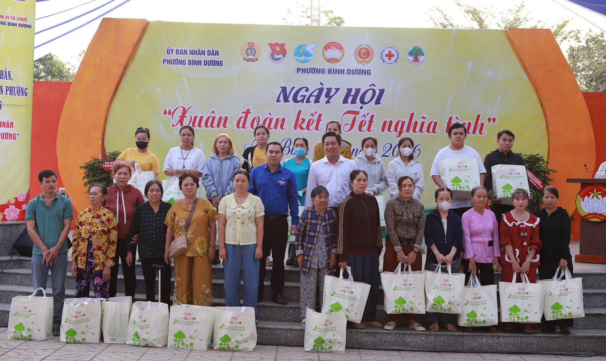 Trao qu&agrave; Tết cho người ngh&egrave;o tại phường B&igrave;nh Dương: 750 Phần qu&agrave; &yacute; nghĩa năm 2026 - Ảnh 10.