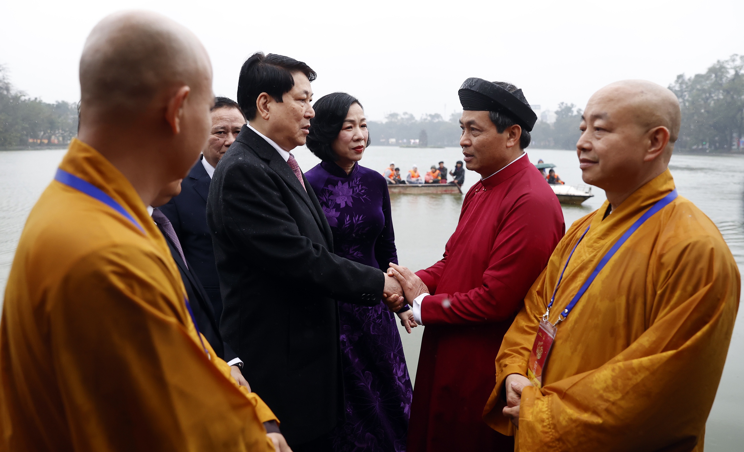 Chủ tịch nước Lương Cường cùng kiều bào dâng hương, thả cá chép - Ảnh 13.
