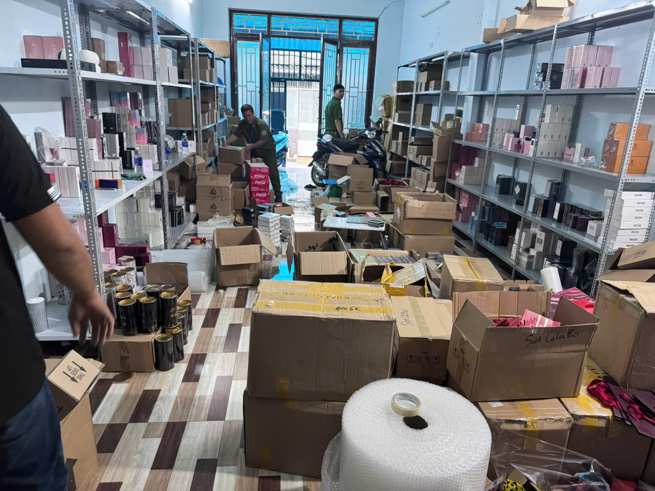 Công an TPHCM bắt 4 người buôn bán hàng giả mỹ phẩm nguy hiểm - Ảnh 3.