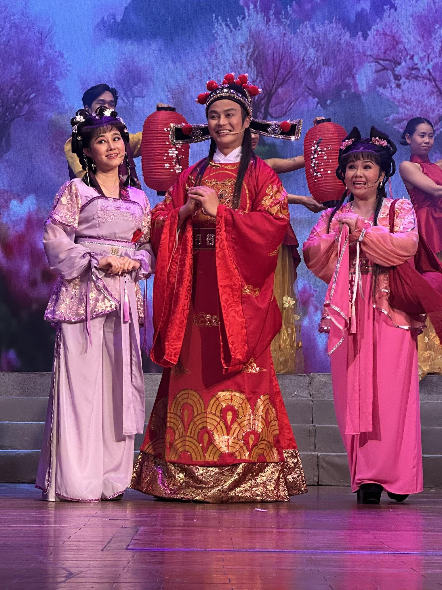 V&otilde; Minh L&acirc;m hội ngộ 4 c&ocirc; đ&agrave;o trong vở "G&aacute;nh cải Trạng nguy&ecirc;n" - Ảnh 2.