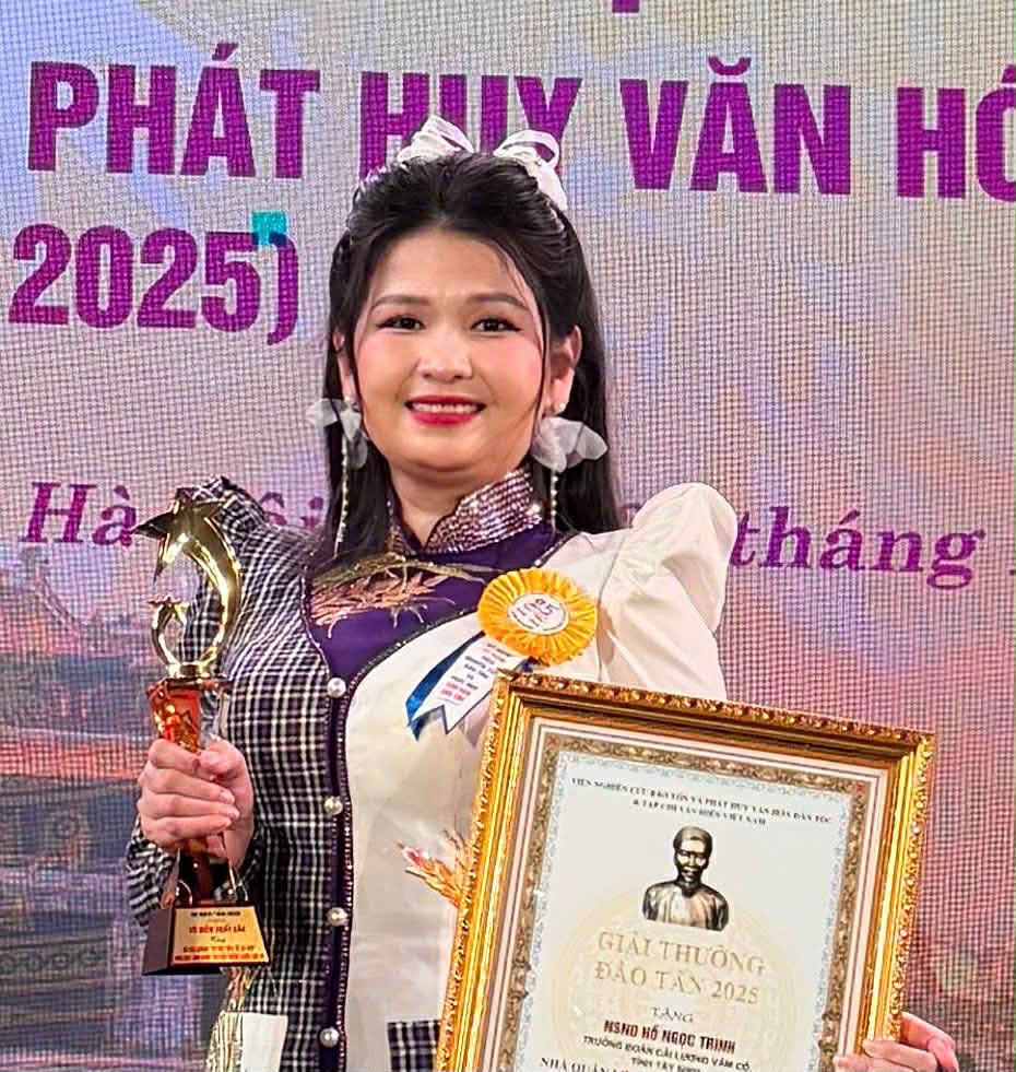 NSND Hồ Ngọc Trinh đưa vở "Đế đ&ocirc; s&oacute;ng cả" lưu diễn miền Bắc - Ảnh 5.