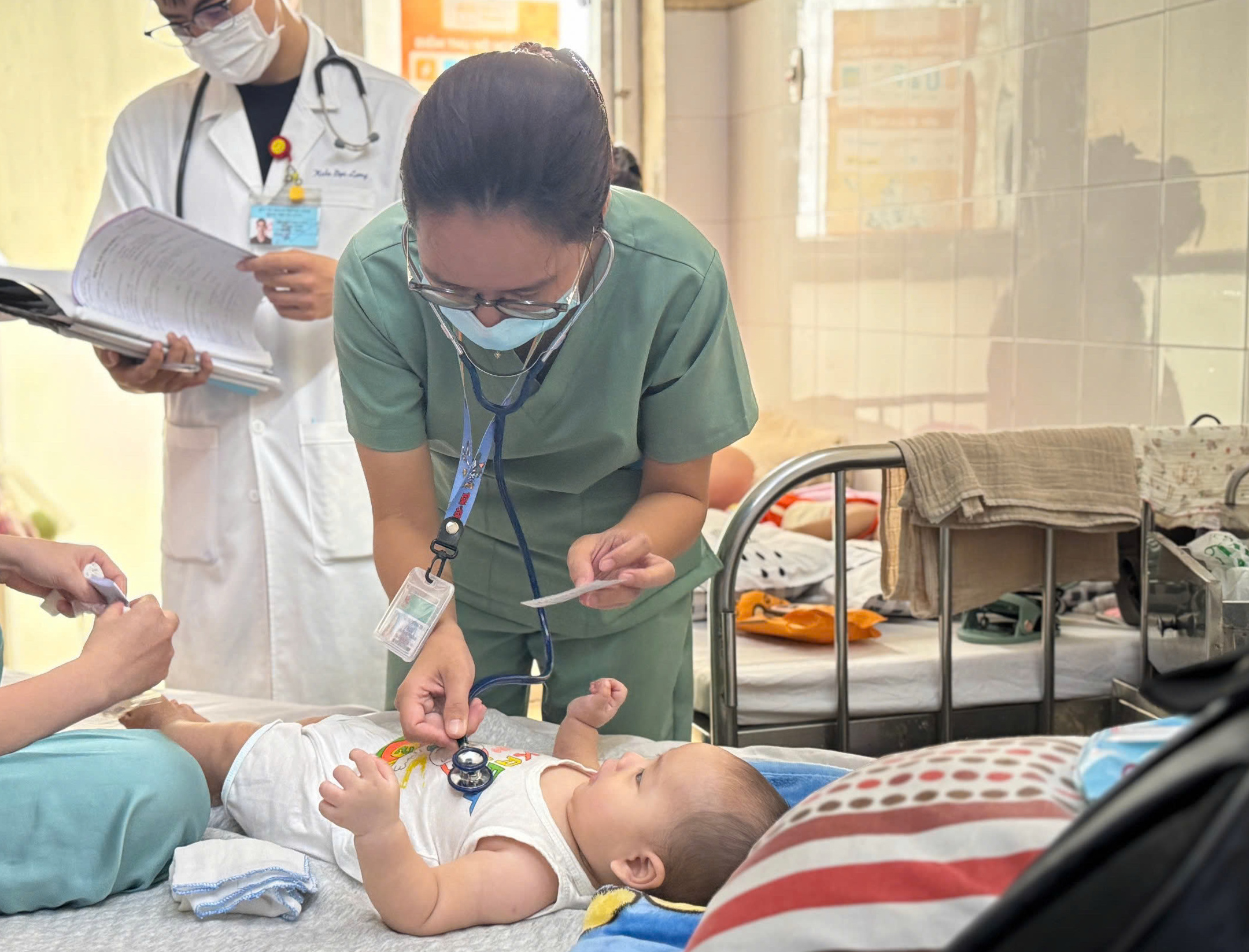 Trải thảm đỏ đón bác sĩ giỏi - Ảnh 2.