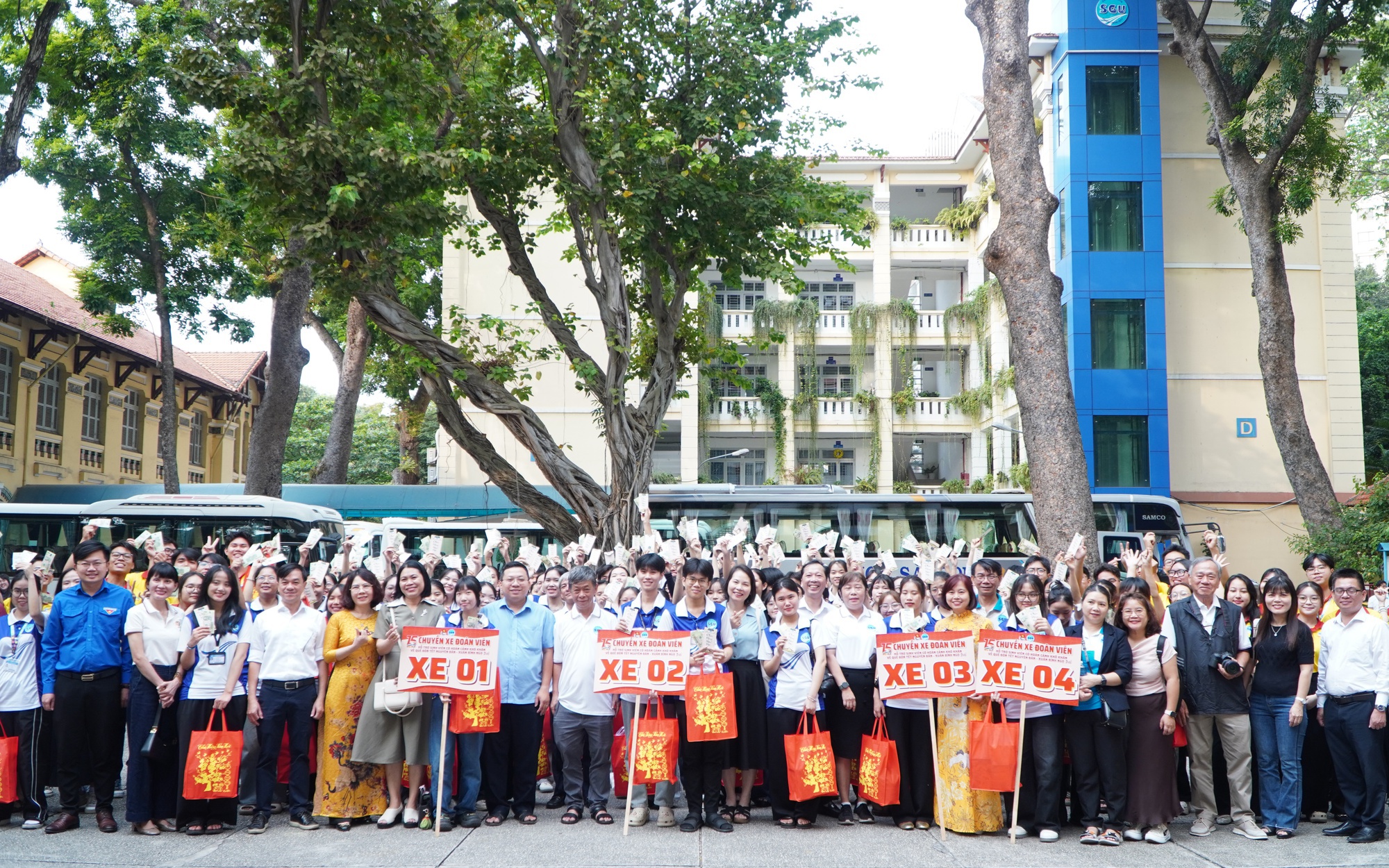 Đong đầy cảm xúc “Chuyến xe đoàn viên” Trường ĐH Sài Gòn