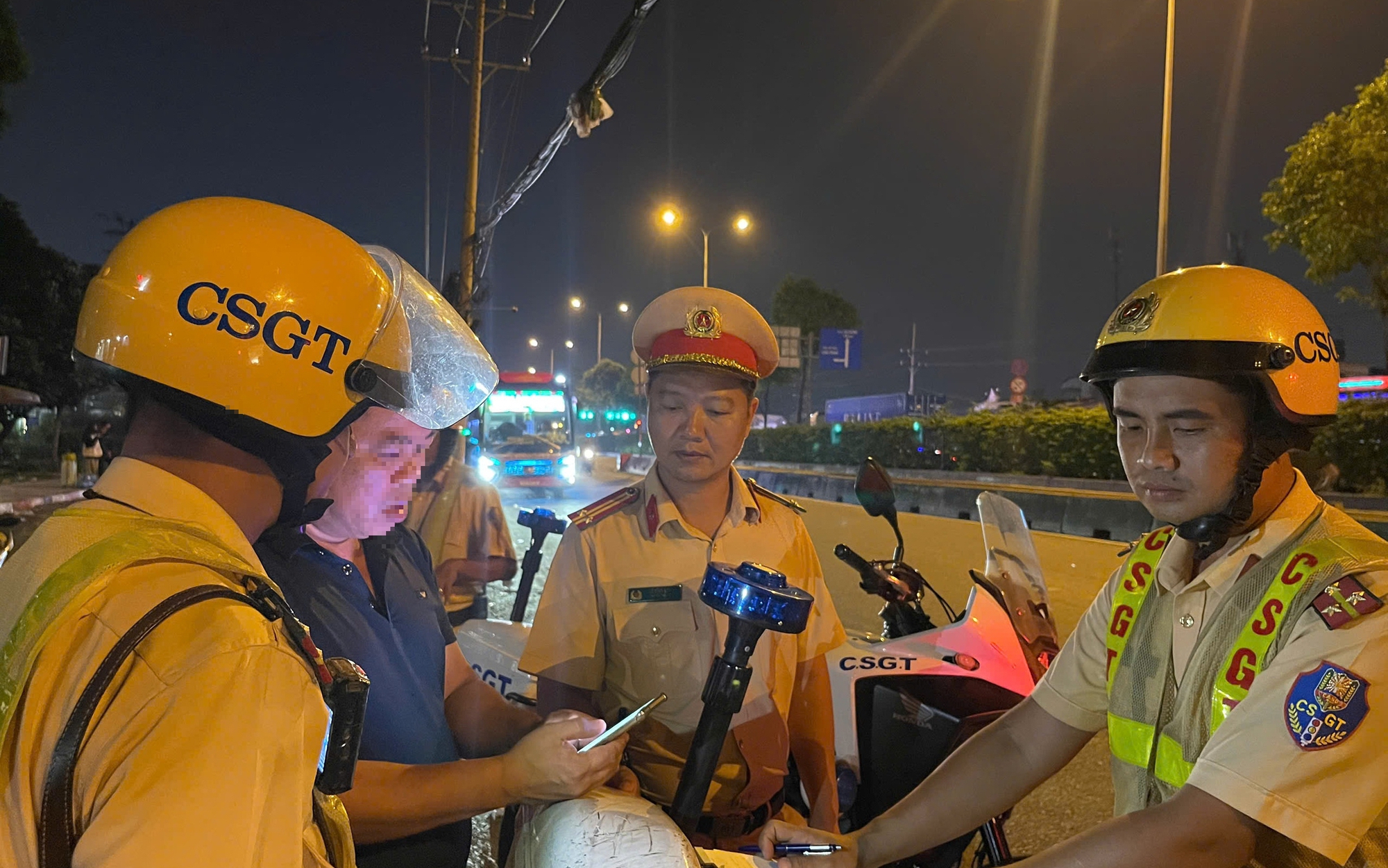 CSGT xử lý hàng chục xe khách vi phạm trên tuyến đường Đỗ Mười