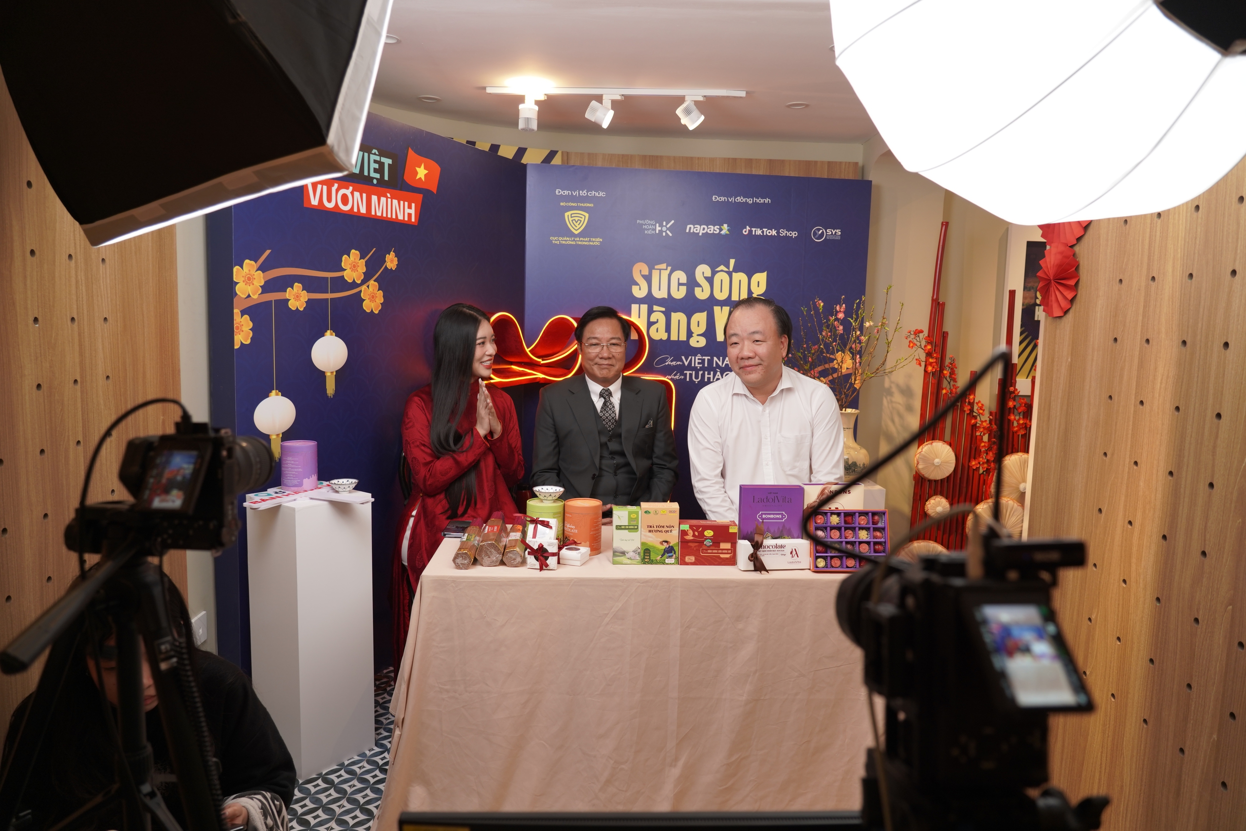 Một năm bận rộn của nhiều l&atilde;nh đạo tr&ecirc;n s&oacute;ng livestream b&aacute;n h&agrave;ng - Ảnh 1.
