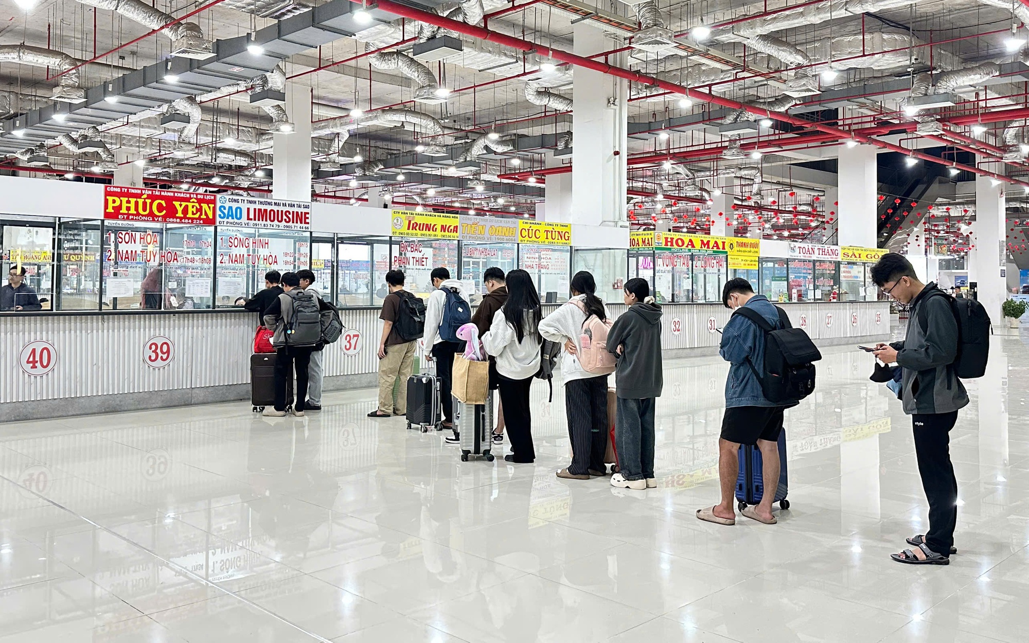 Cận Tết, hành khách đổ về các bến xe TPHCM