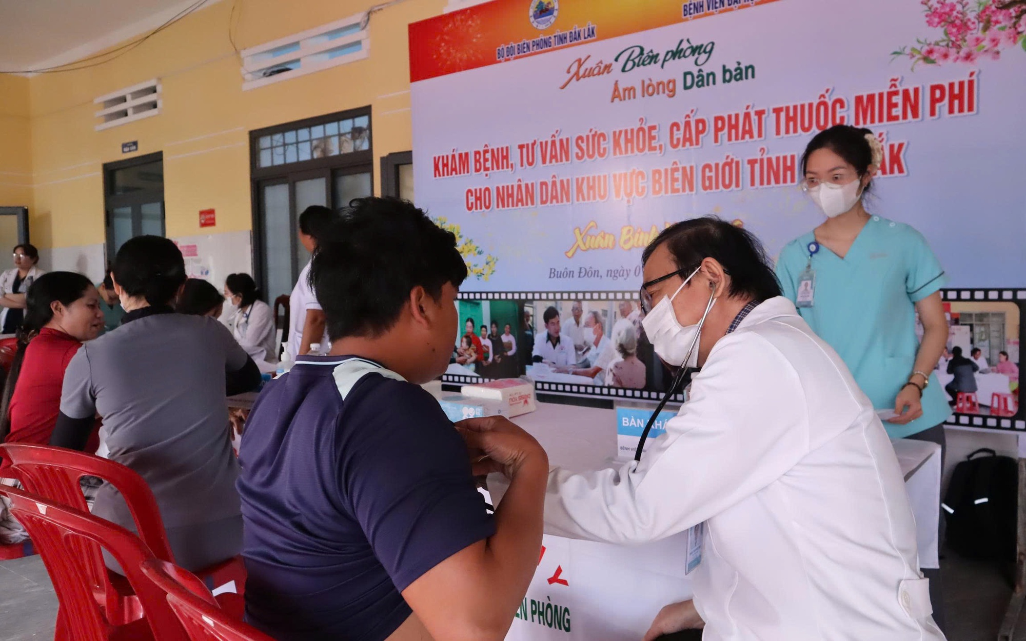 Gần 400 người dân khu vực biên giới được thăm khám, cấp thuốc miễn phí
