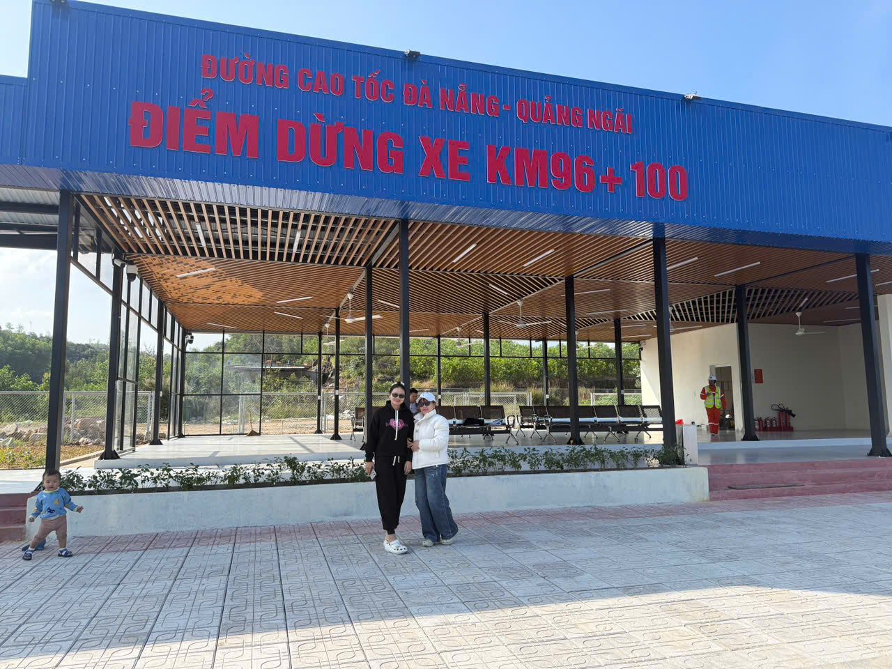 Kh&aacute;ch h&agrave;ng h&agrave;i l&ograve;ng tại điểm dừng xe đầu ti&ecirc;n tr&ecirc;n cao tốc Đ&agrave; Nẵng - Quảng Ng&atilde;i - Ảnh 2.