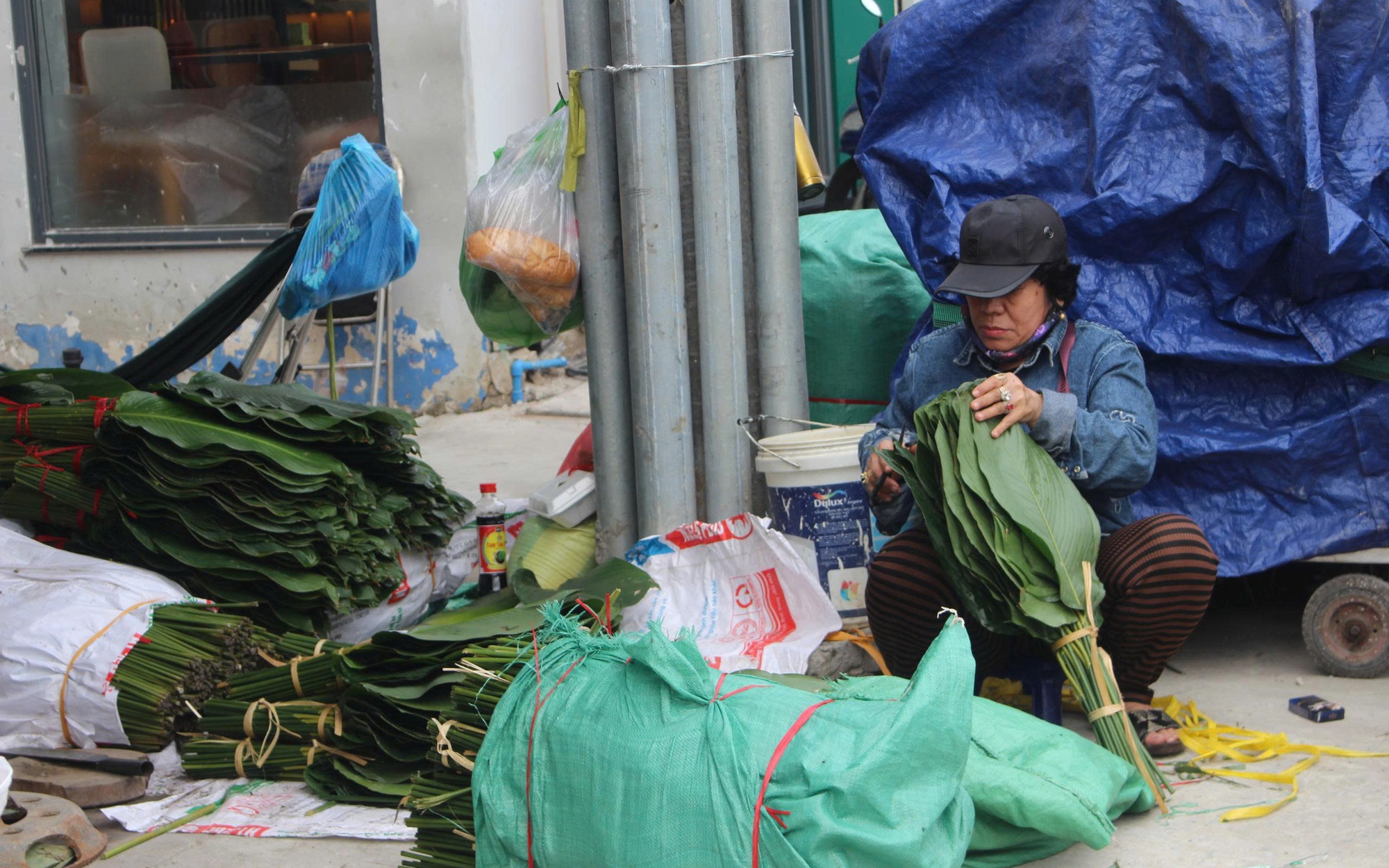 Chợ lá dong lớn nhất TPHCM chỉ họp mỗi năm một lần, nhưng sao ngày càng buồn?
