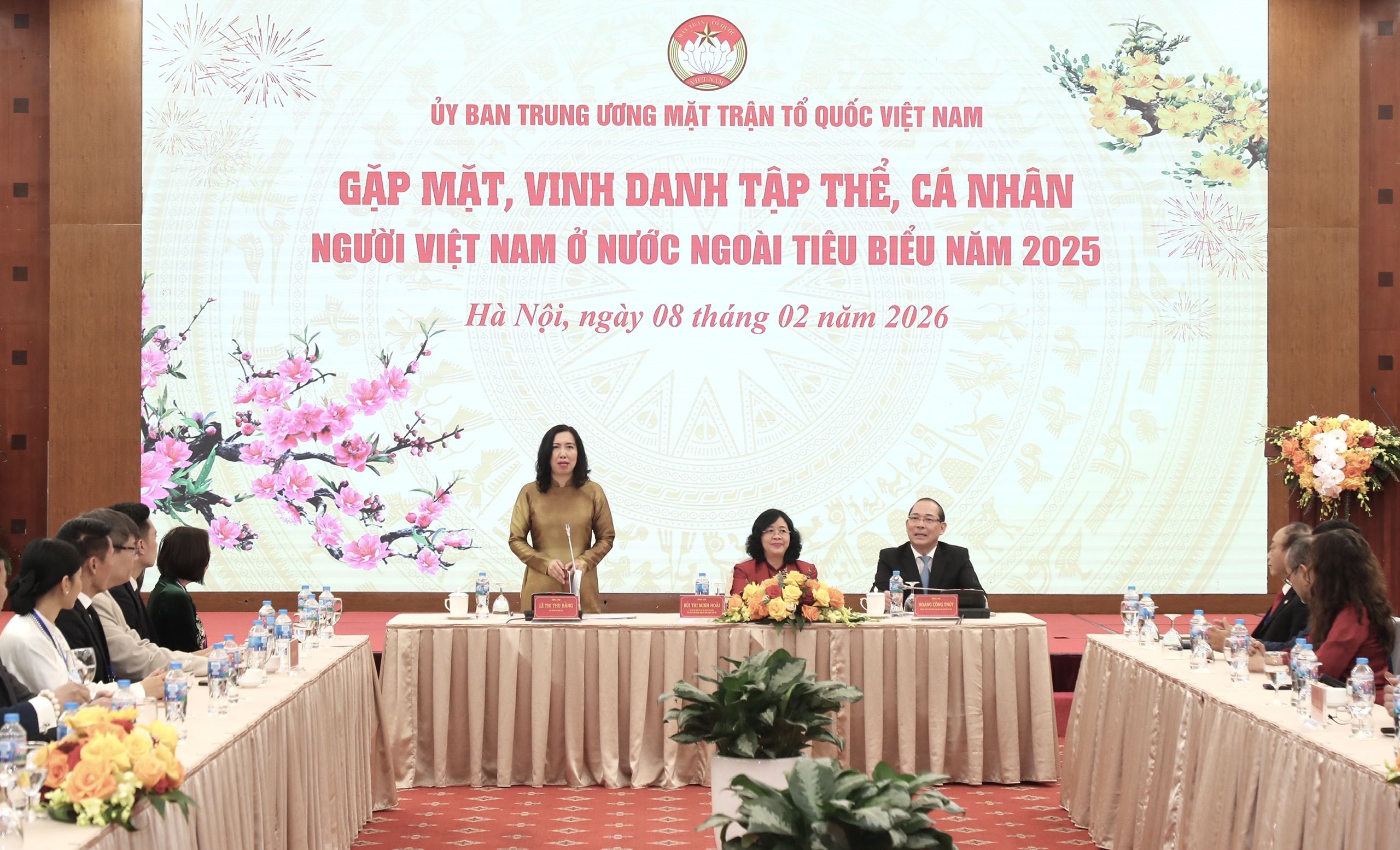 L&atilde;nh đạo Mặt trận Tổ quốc Việt Nam khen thưởng những kiều b&agrave;o ti&ecirc;u biểu - Ảnh 4.