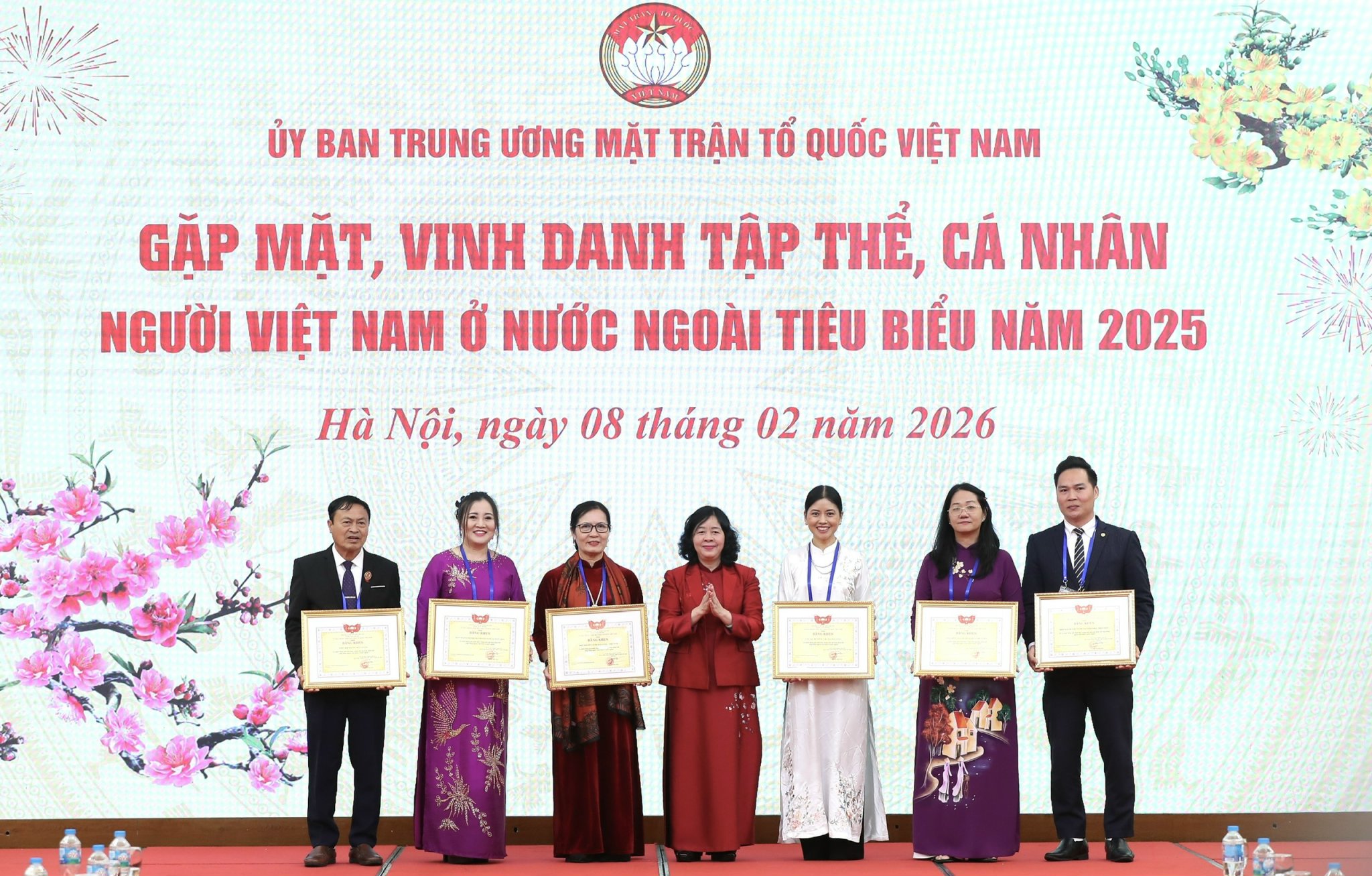 L&atilde;nh đạo Mặt trận Tổ quốc Việt Nam khen thưởng những kiều b&agrave;o ti&ecirc;u biểu - Ảnh 2.