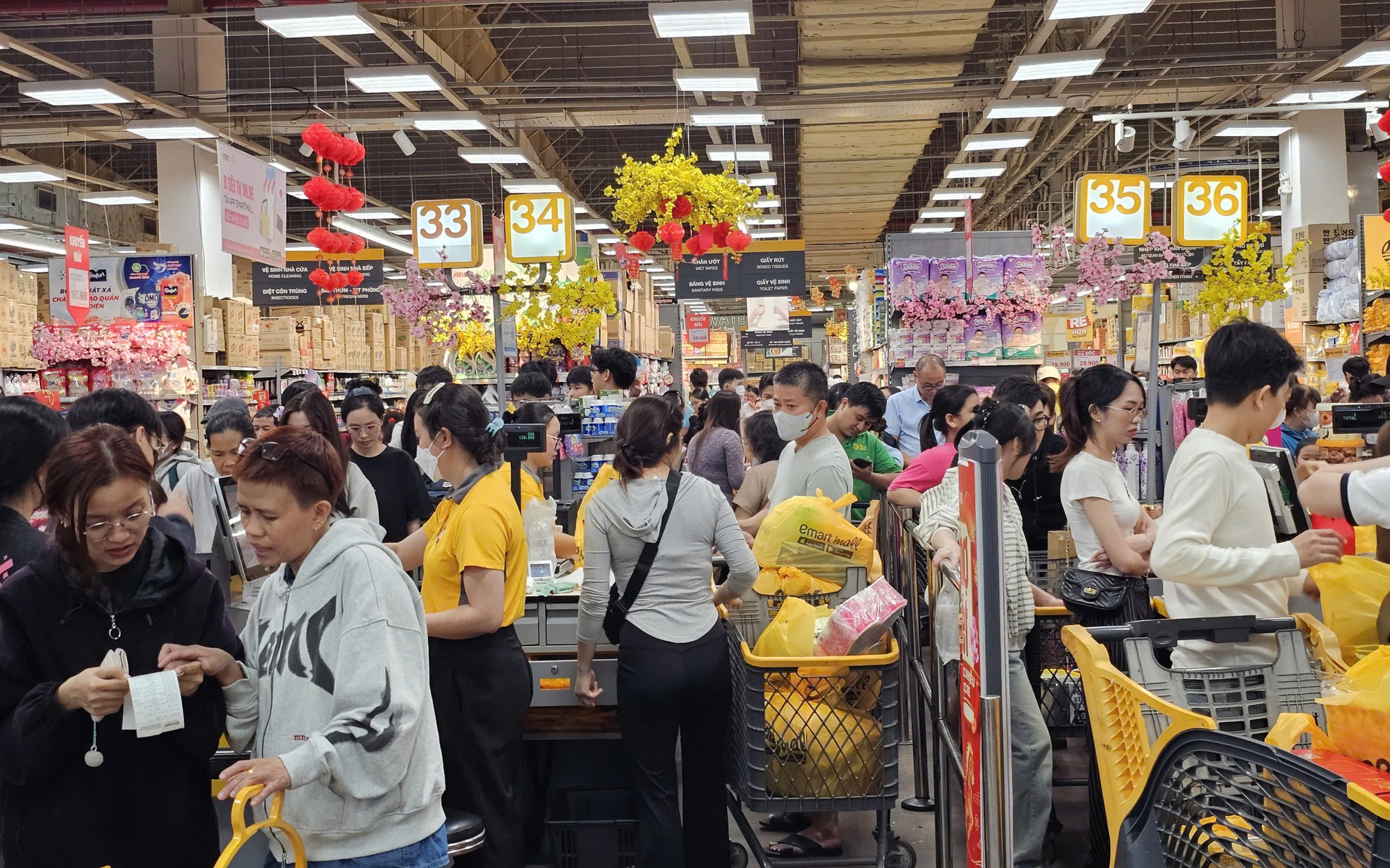 Cận Tết, các siêu thị lớn tại TPHCM đông nghịt khách ngày cuối tuần