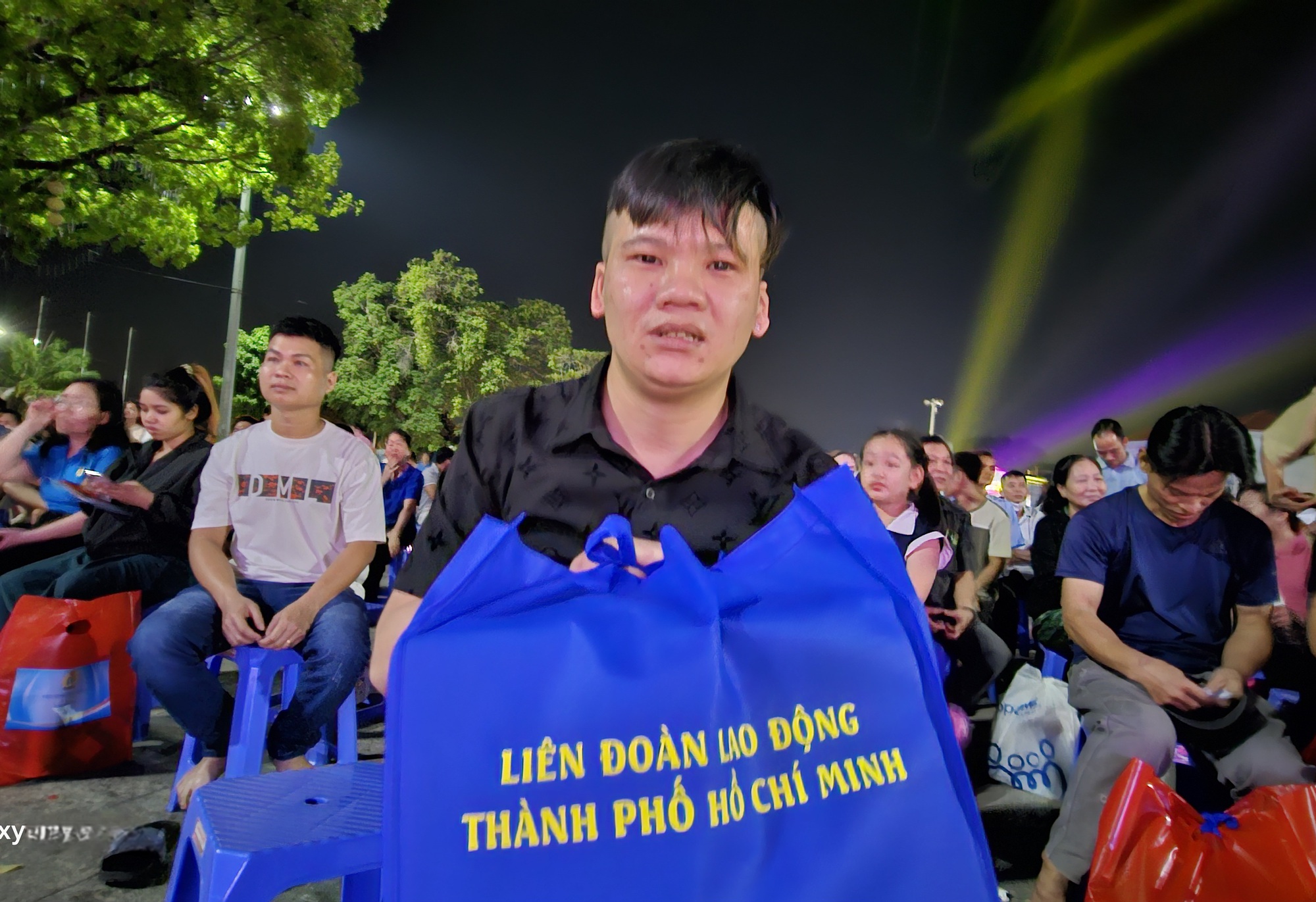 Nam c&ocirc;ng nh&acirc;n x&uacute;c động khi nhận v&eacute; m&aacute;y bay của C&ocirc;ng đo&agrave;n sau 3 năm chưa về qu&ecirc; đ&oacute;n Tết - Ảnh 7.
