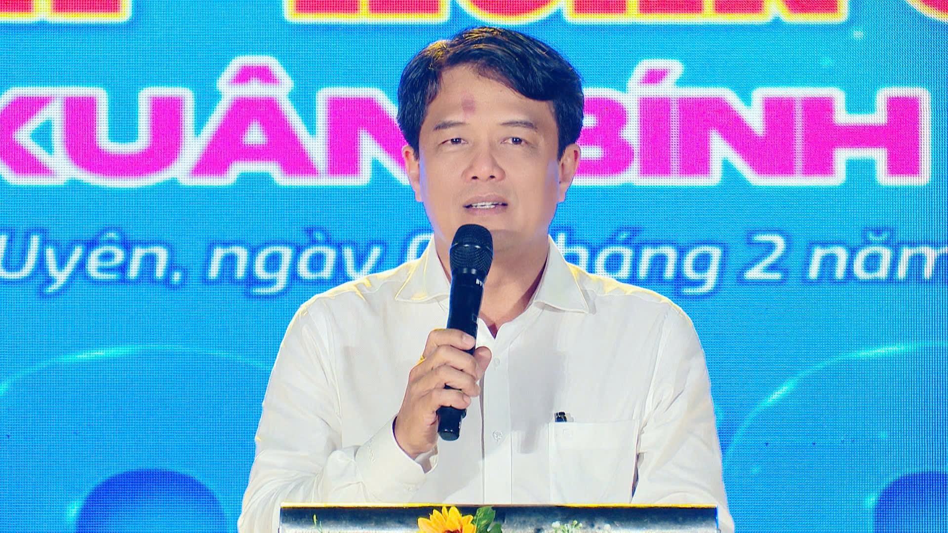 Nam c&ocirc;ng nh&acirc;n x&uacute;c động khi nhận v&eacute; m&aacute;y bay của C&ocirc;ng đo&agrave;n sau 3 năm chưa về qu&ecirc; đ&oacute;n Tết - Ảnh 2.