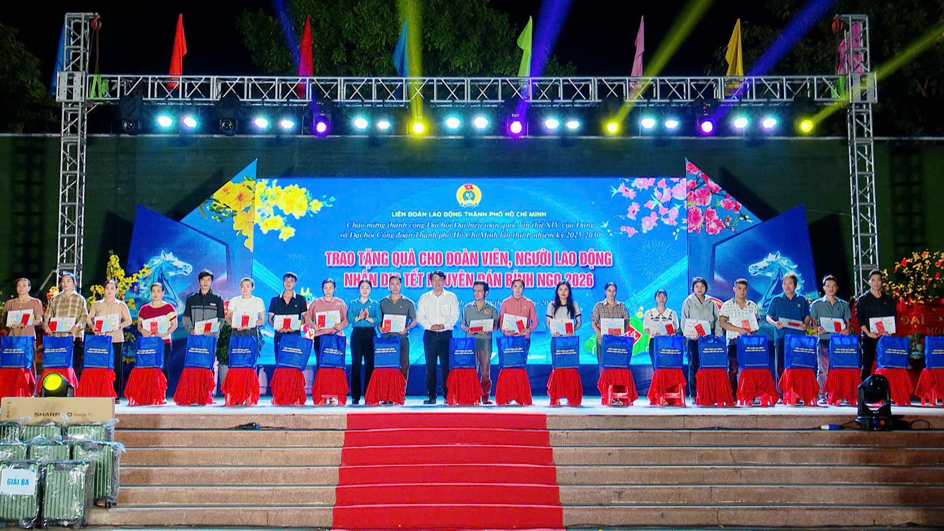 Nam c&ocirc;ng nh&acirc;n x&uacute;c động khi nhận v&eacute; m&aacute;y bay của C&ocirc;ng đo&agrave;n sau 3 năm chưa về qu&ecirc; đ&oacute;n Tết - Ảnh 6.
