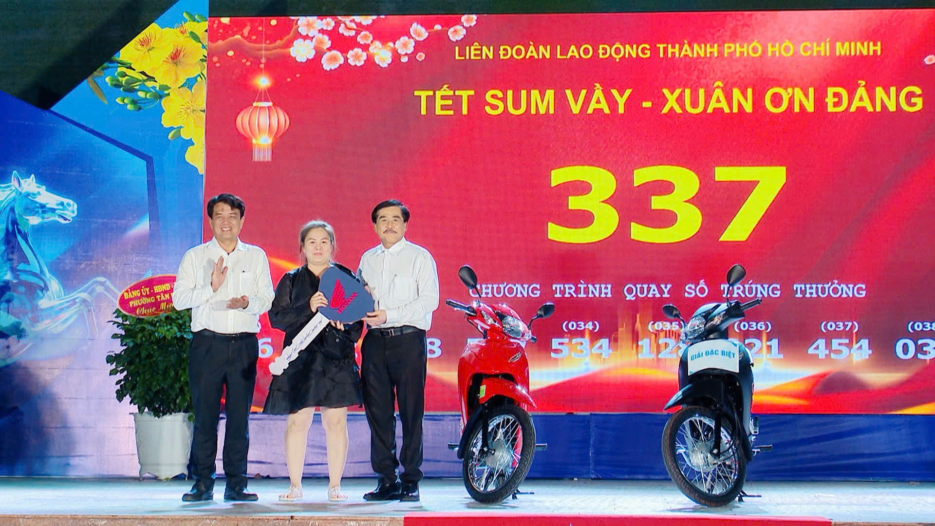 Nam c&ocirc;ng nh&acirc;n x&uacute;c động khi nhận v&eacute; m&aacute;y bay của C&ocirc;ng đo&agrave;n sau 3 năm chưa về qu&ecirc; đ&oacute;n Tết - Ảnh 11.