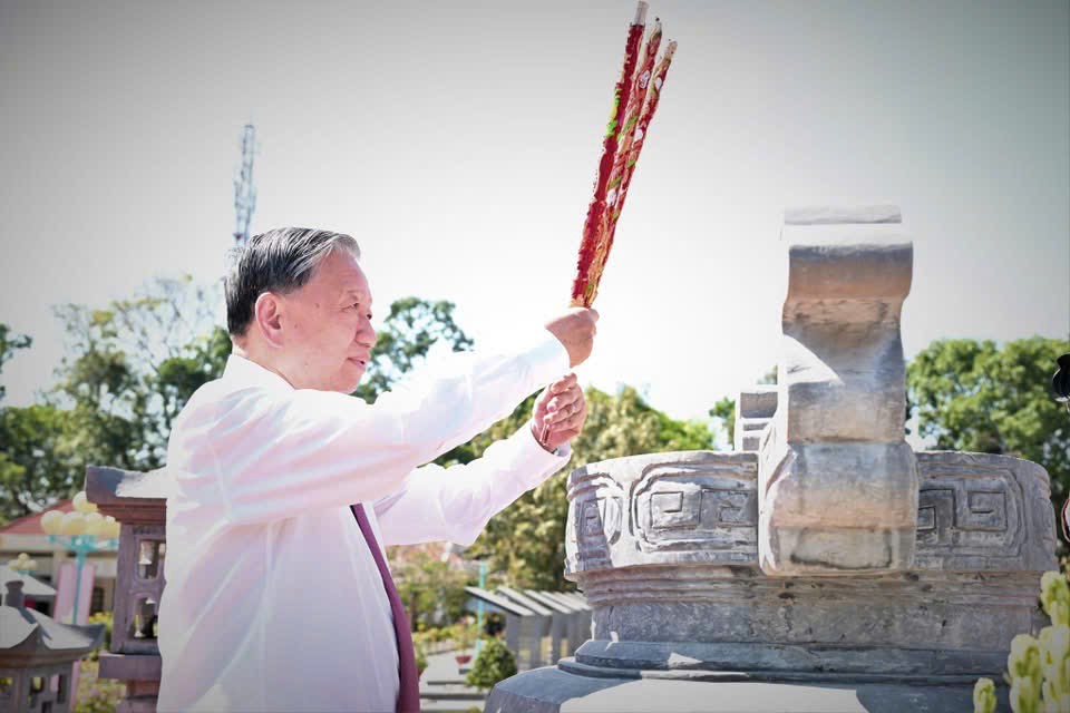 Tổng B&iacute; thư T&ocirc; L&acirc;m tri &acirc;n c&aacute;c liệt sĩ tại Nghĩa trang Tr&agrave; V&otilde; năm 2026 - Ảnh 2.