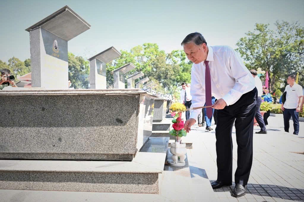 Tổng B&iacute; thư T&ocirc; L&acirc;m tri &acirc;n c&aacute;c liệt sĩ tại Nghĩa trang Tr&agrave; V&otilde; năm 2026 - Ảnh 3.
