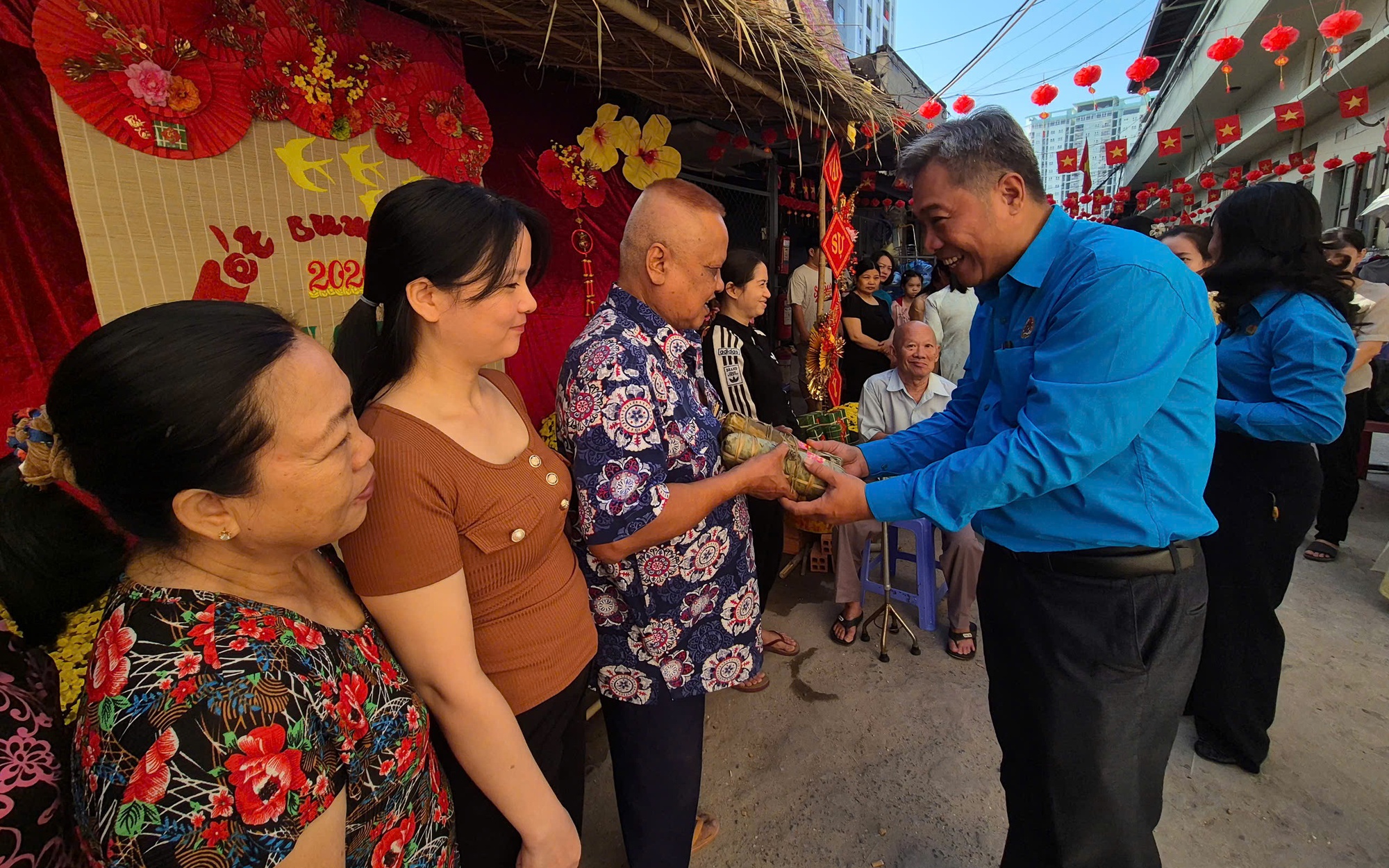Mang Tết ấm đến lao động khó khăn