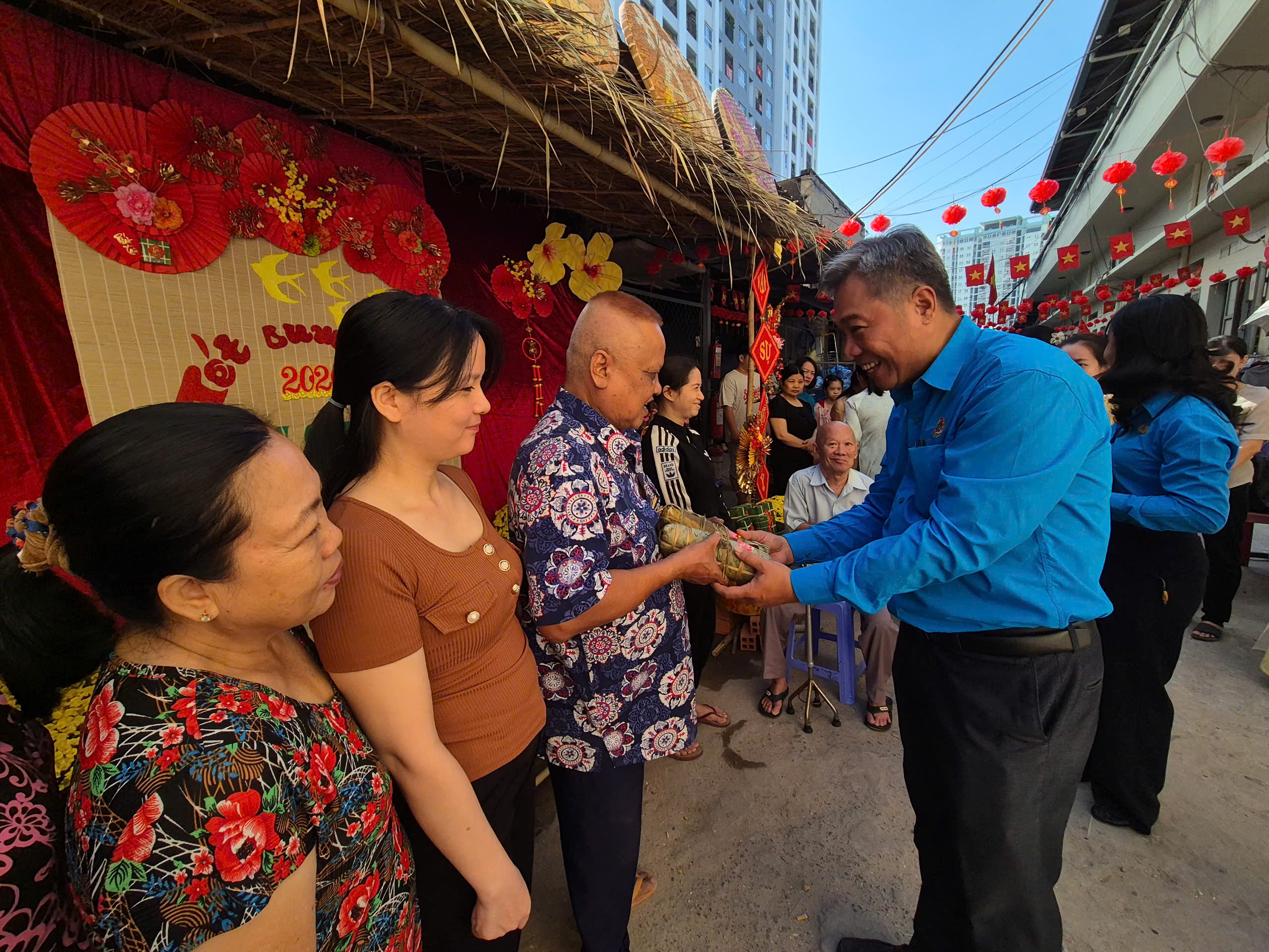 Mang Tết ấm đến lao động kh&oacute; khăn - Ảnh 5.