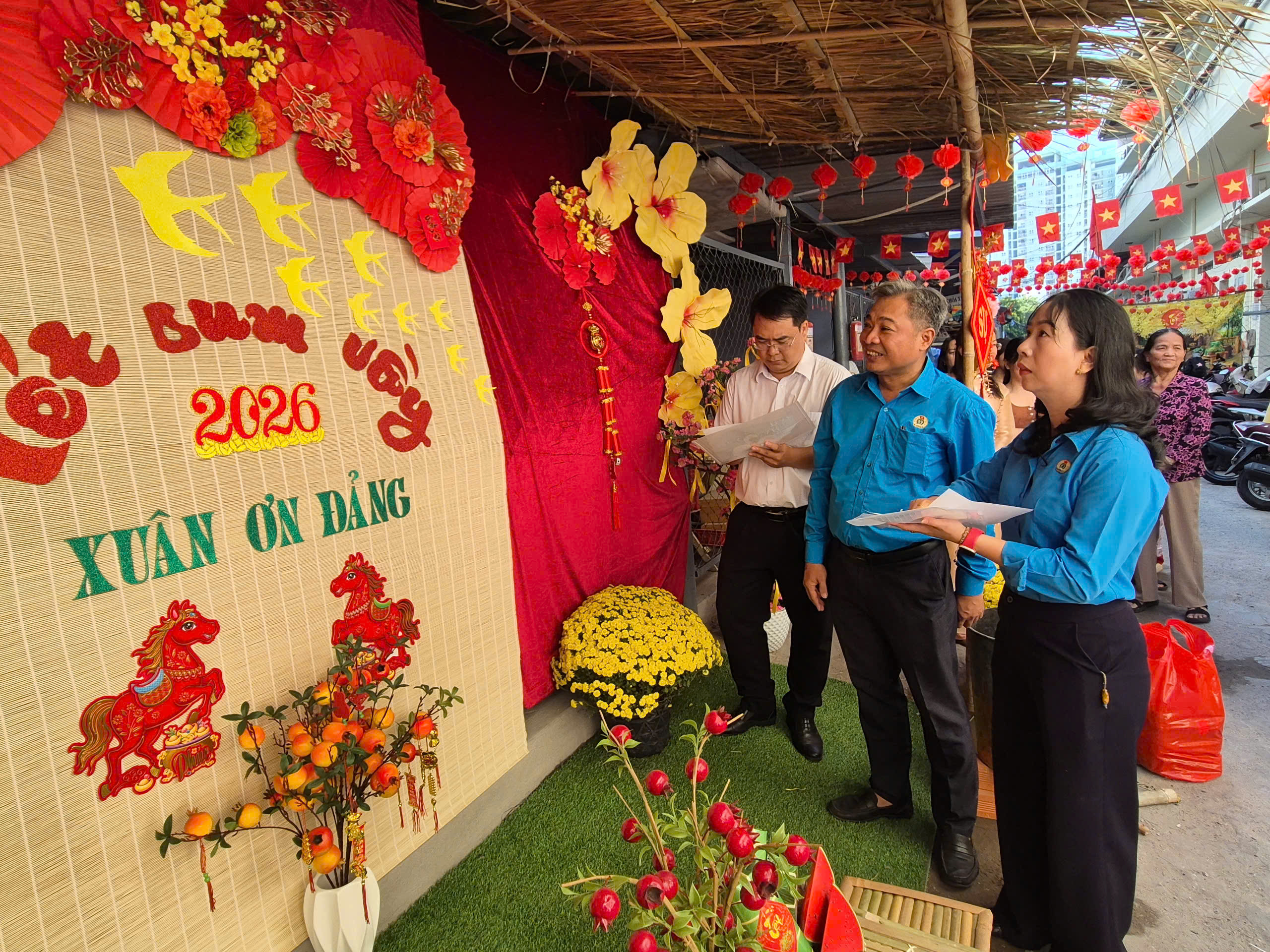 Mang Tết ấm đến lao động kh&oacute; khăn - Ảnh 1.