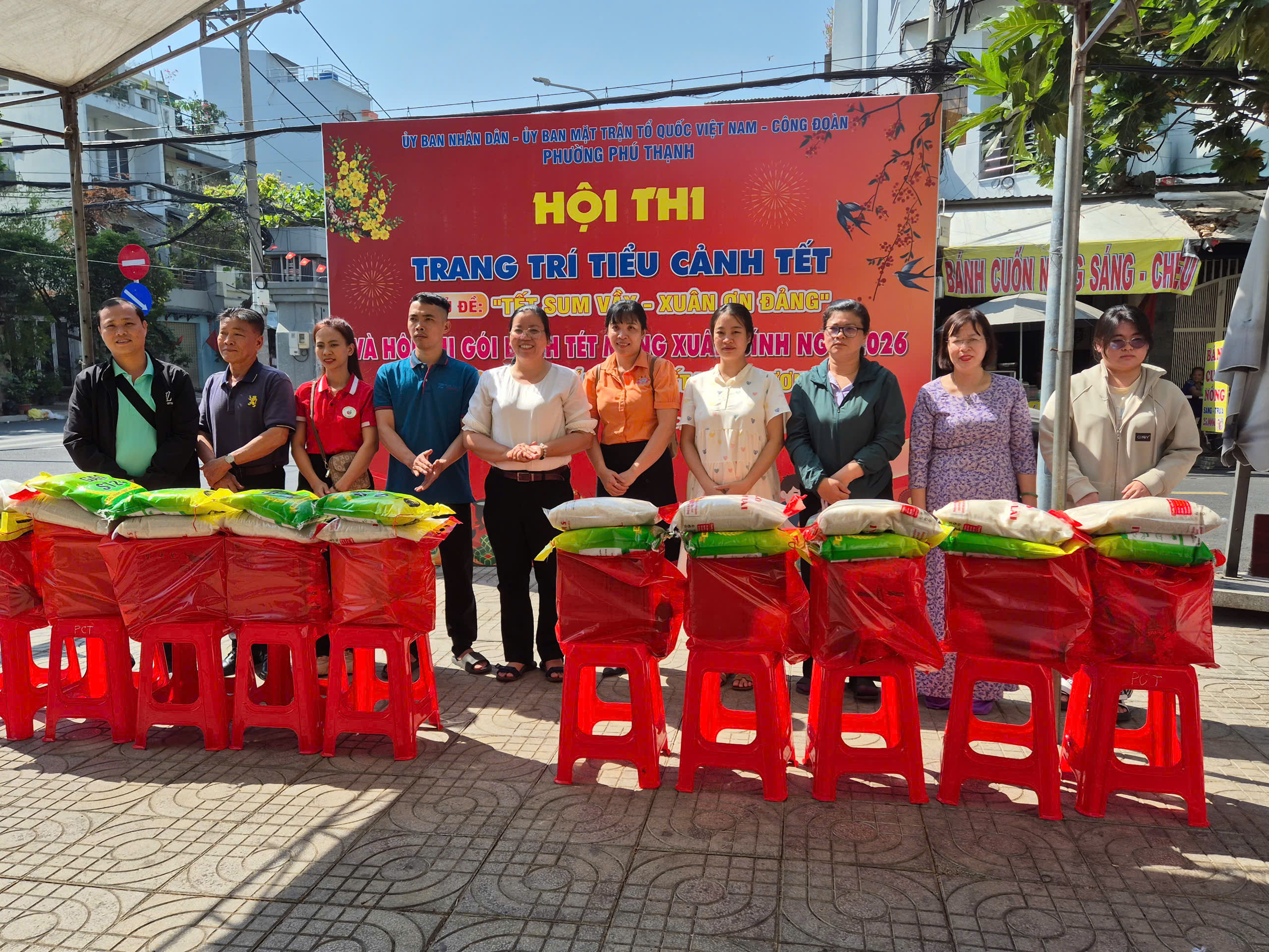 Mang Tết ấm đến lao động kh&oacute; khăn - Ảnh 7.