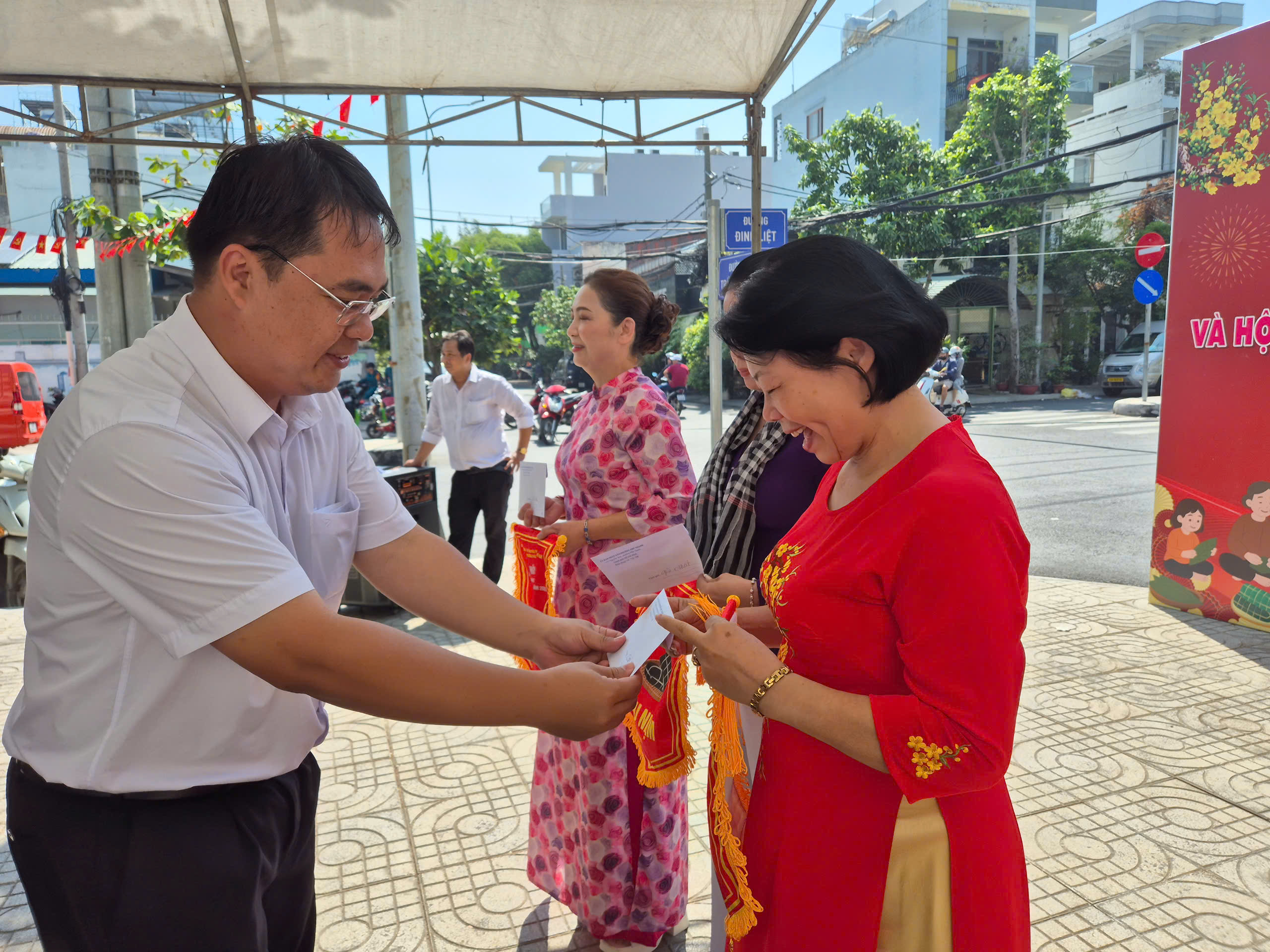 Mang Tết ấm đến lao động kh&oacute; khăn - Ảnh 4.