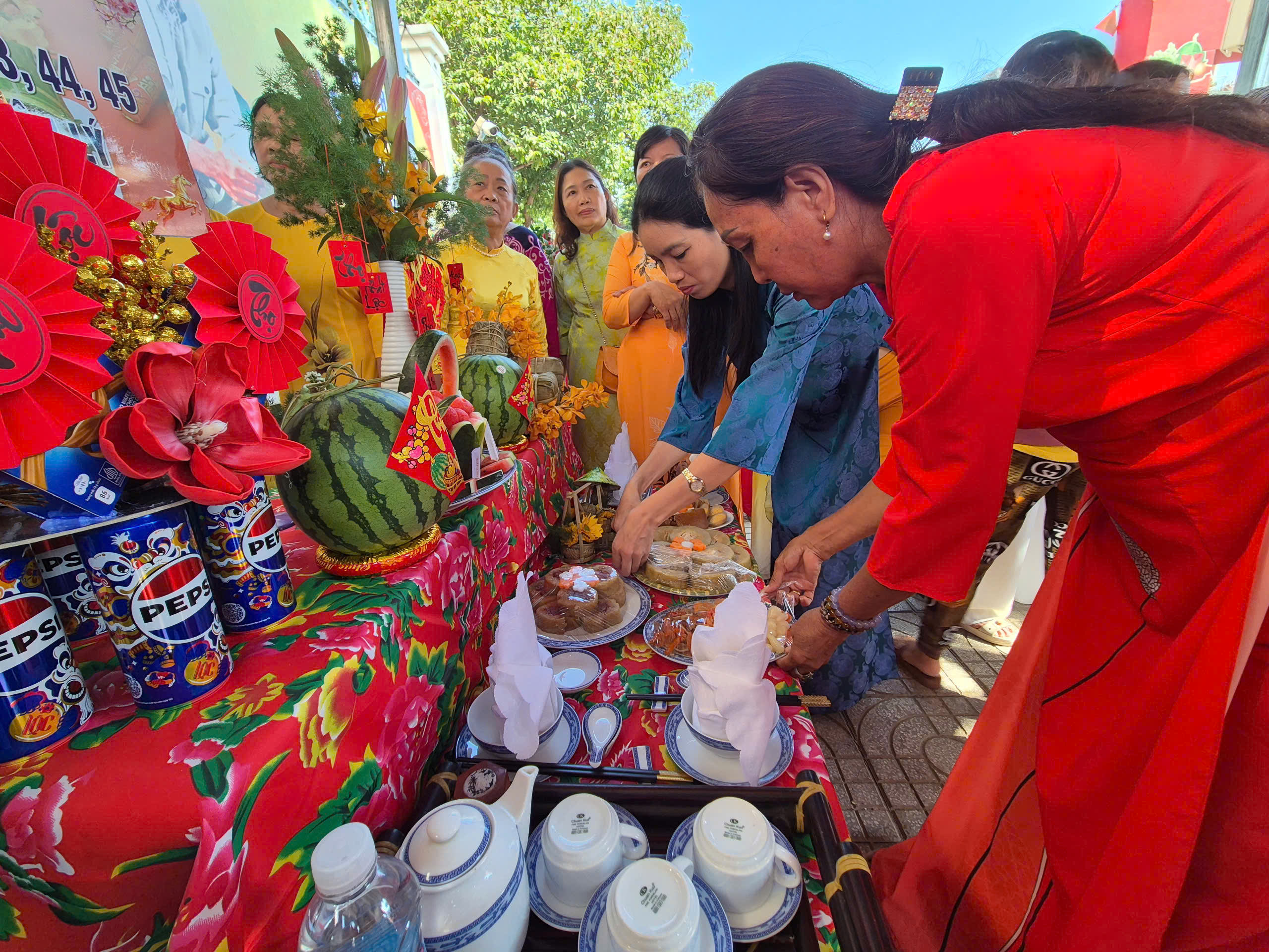 Mang Tết ấm đến lao động kh&oacute; khăn - Ảnh 2.