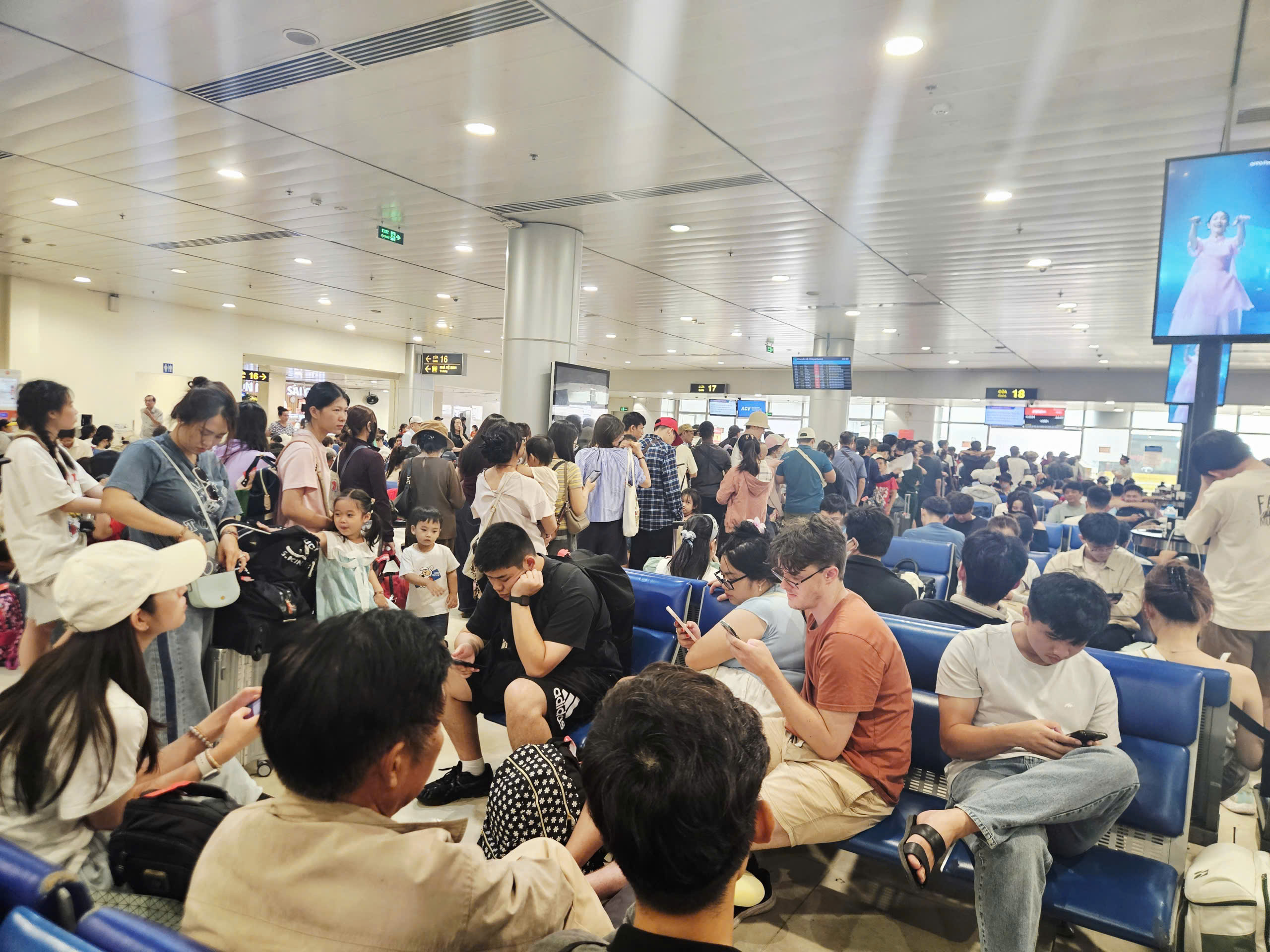 Lưu &yacute; đặc biệt v&eacute; m&aacute;y bay, t&agrave;u ng&agrave;y cao điểm - Ảnh 1.