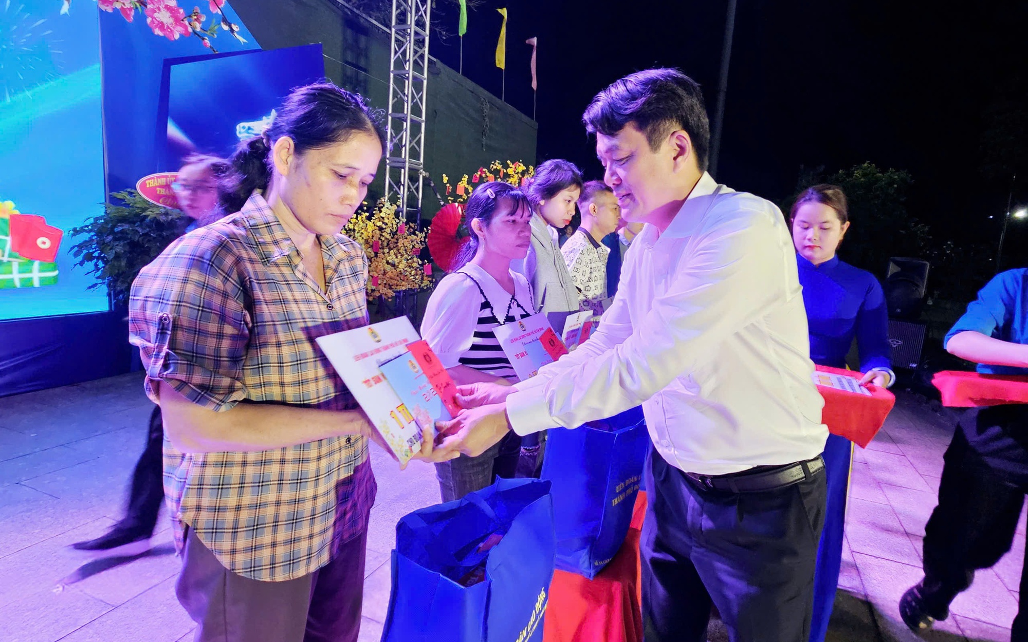 Xuân ấm nơi xóm trọ