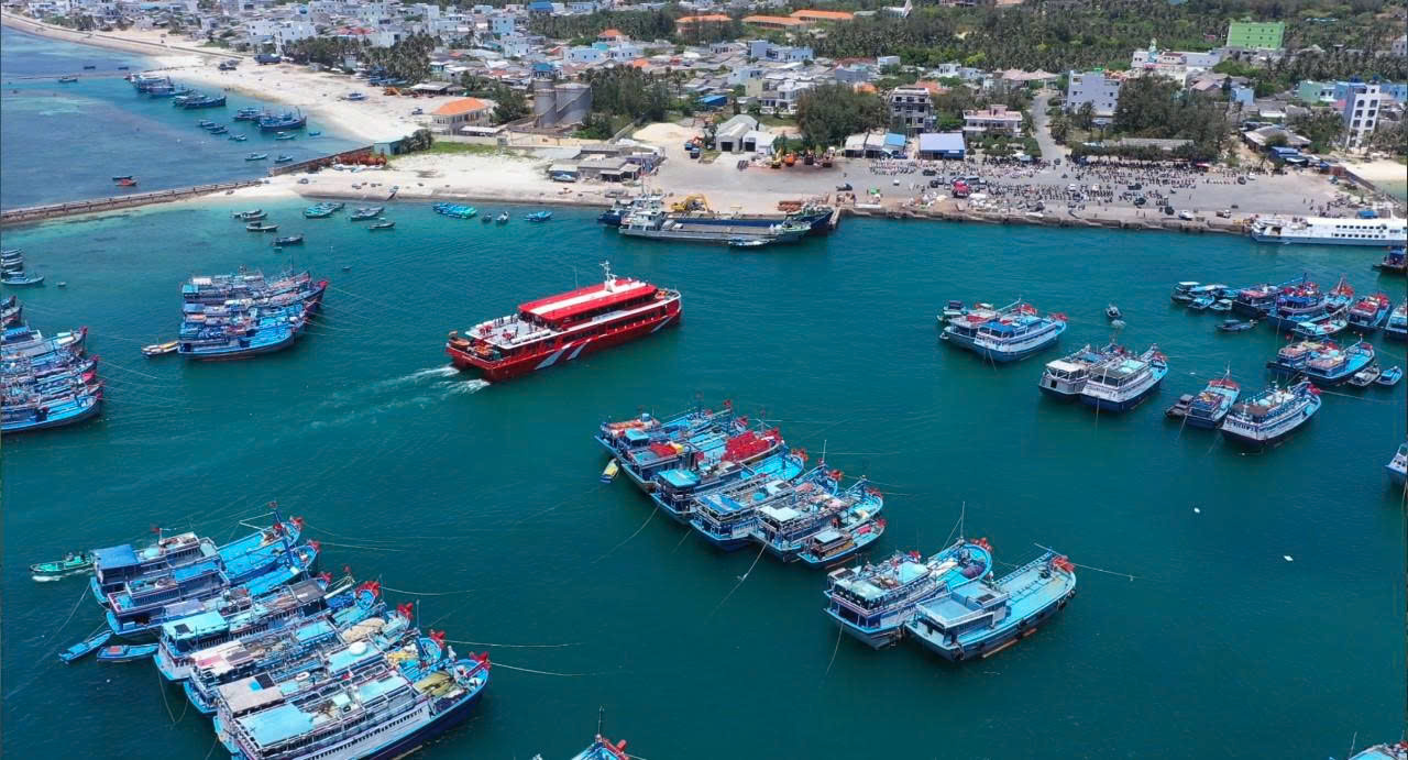 Ph&uacute; Qu&yacute; từ &ldquo;ph&aacute;o đ&agrave;i xanh&rdquo; đến cực tăng trưởng mới giữa biển khơi - Ảnh 1.