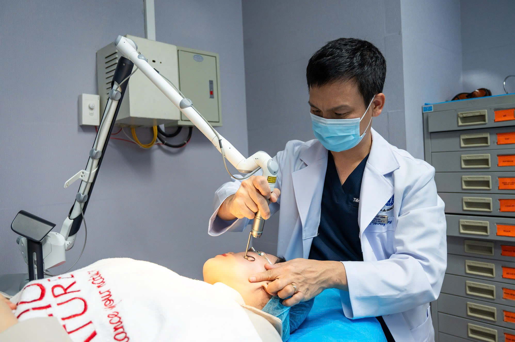 Biến dạng, lệch mặt&hellip; v&igrave; l&agrave;m đẹp cấp tốc cận Tết - Ảnh 5.