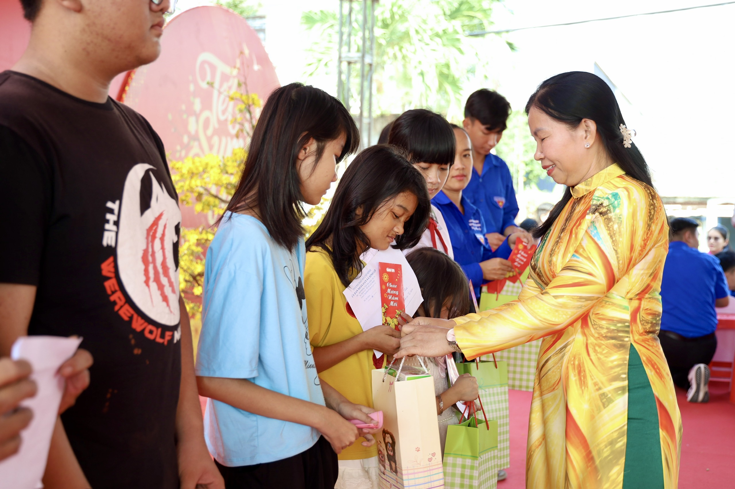 Khai mạc Đường hoa Mai vàng Bình Lợi: Tôn vinh làng nghề giữa lòng đô thị - Ảnh 10.