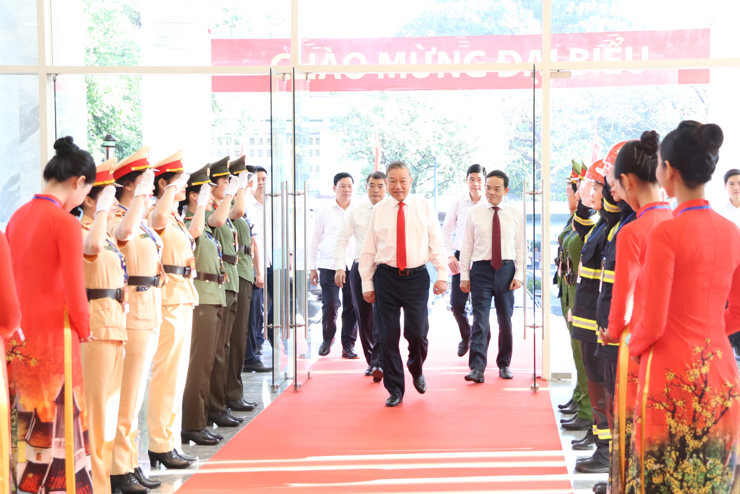 Tổng Bí thư Tô Lâm thăm, chúc Tết TPHCM - Ảnh 1.