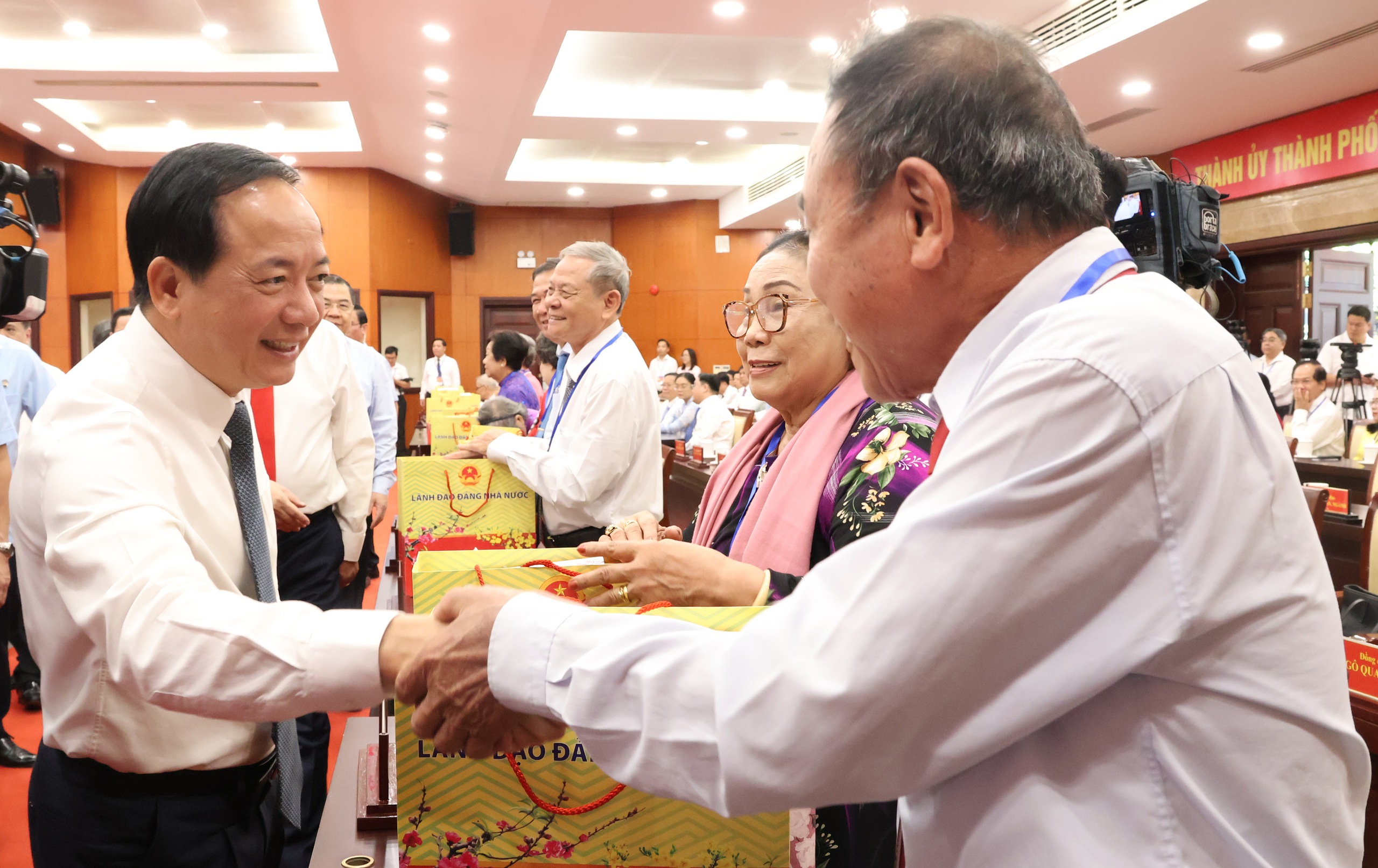 To&agrave;n cảnh Tổng B&iacute; thư T&ocirc; L&acirc;m thăm, ch&uacute;c Tết Đảng bộ, ch&iacute;nh quyền, nh&acirc;n d&acirc;n TPHCM - Ảnh 11.