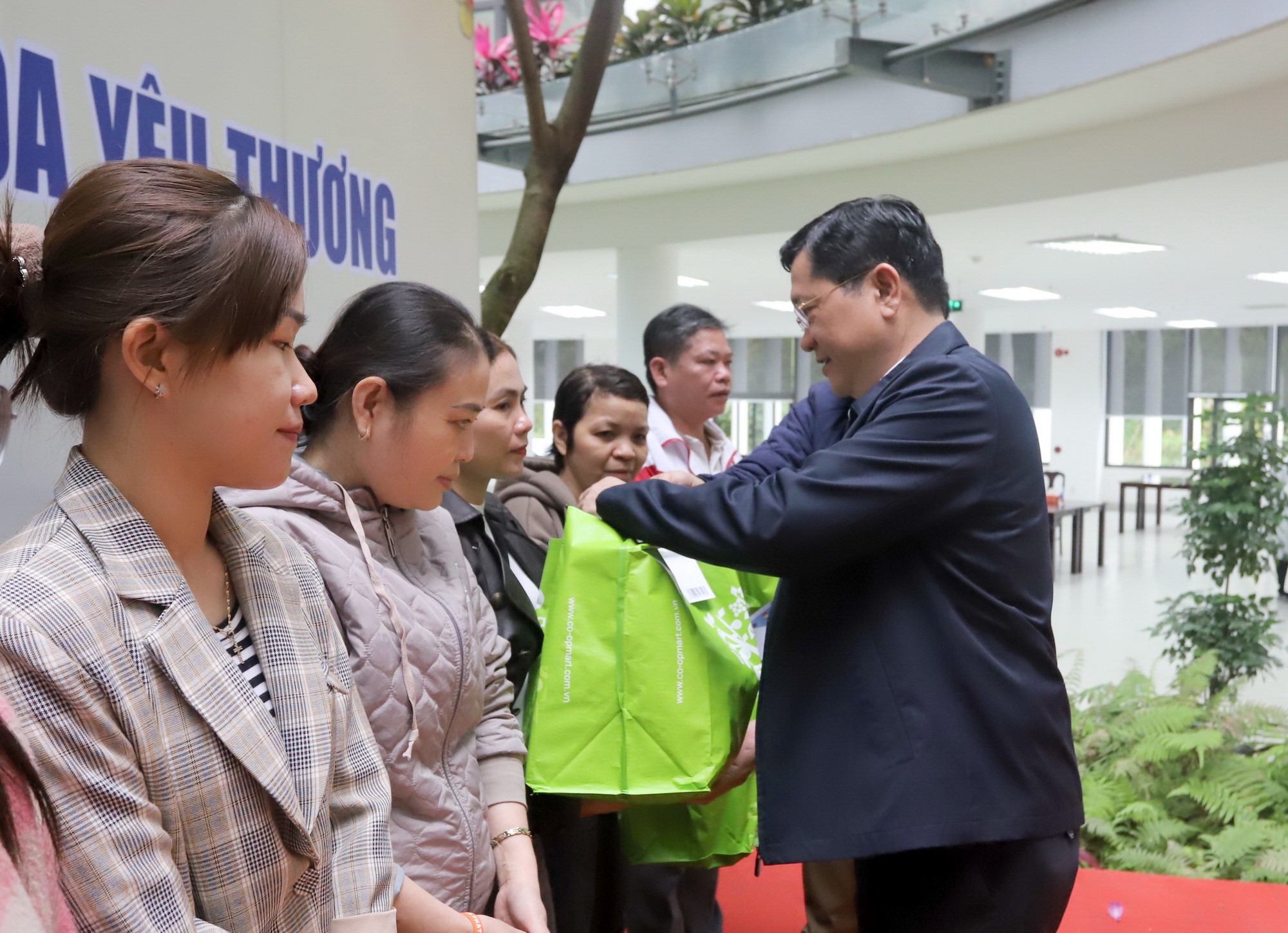 Trao qu&agrave; Tết B&iacute;nh Ngọ 2026- Gắn kết Đ&agrave; Nẵng, lan tỏa y&ecirc;u thương - Ảnh 5.
