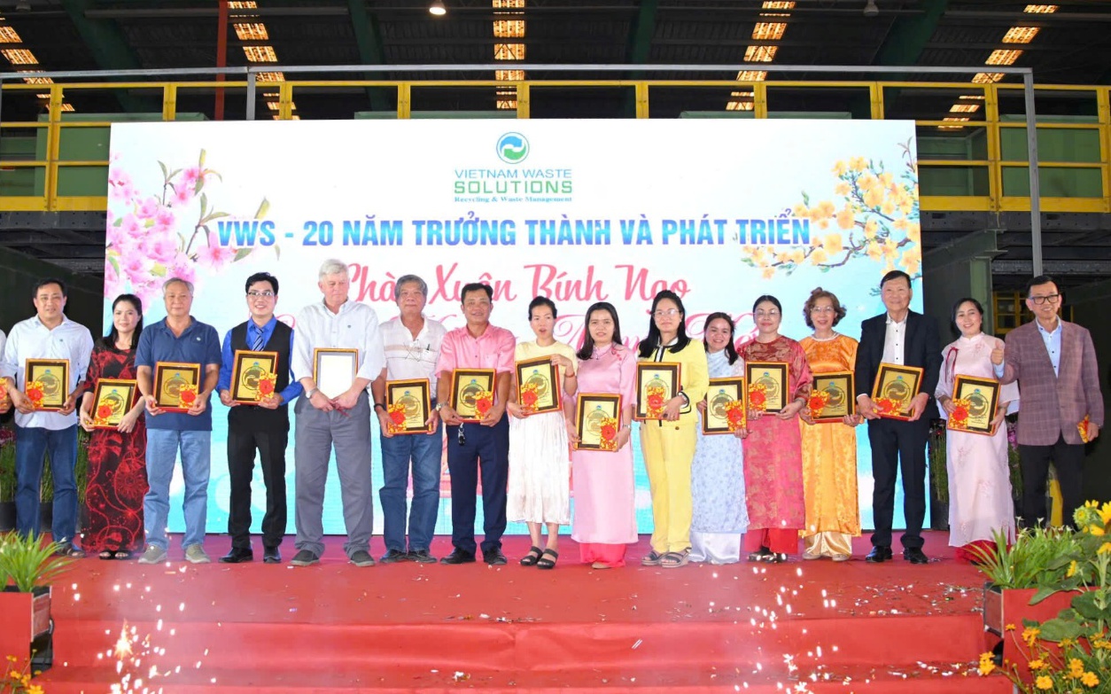Học sinh quốc tế trải nghiệm quy trình xử lý rác tại VWS - Ảnh 4.