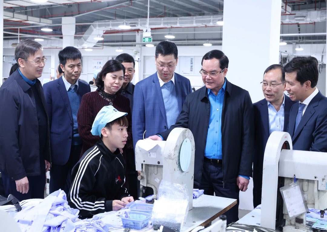Chủ tịch Tổng LĐLĐ Việt Nam trao gần 400 xuất quà tới công nhân khó khăn tỉnh Bắc Ninh - Ảnh 2.