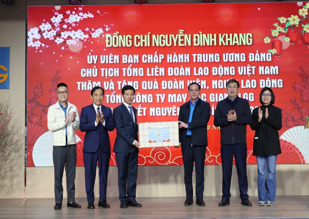 Chủ tịch Tổng LĐLĐ Việt Nam trao gần 400 xuất quà tới công nhân khó khăn tỉnh Bắc Ninh - Ảnh 1.