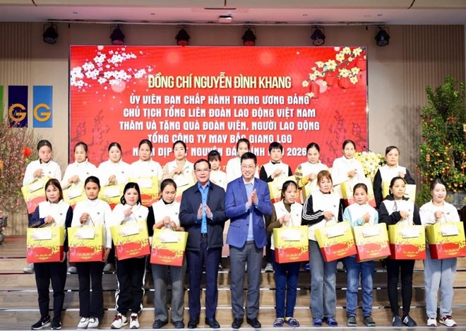 Chủ tịch Tổng LĐLĐ Việt Nam trao gần 400 xuất quà tới công nhân khó khăn tỉnh Bắc Ninh - Ảnh 3.