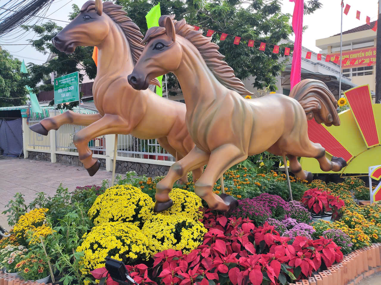 Độc đáo linh vật ngựa khổng lồ bằng rơm ở Tây Ninh - Ảnh 4.