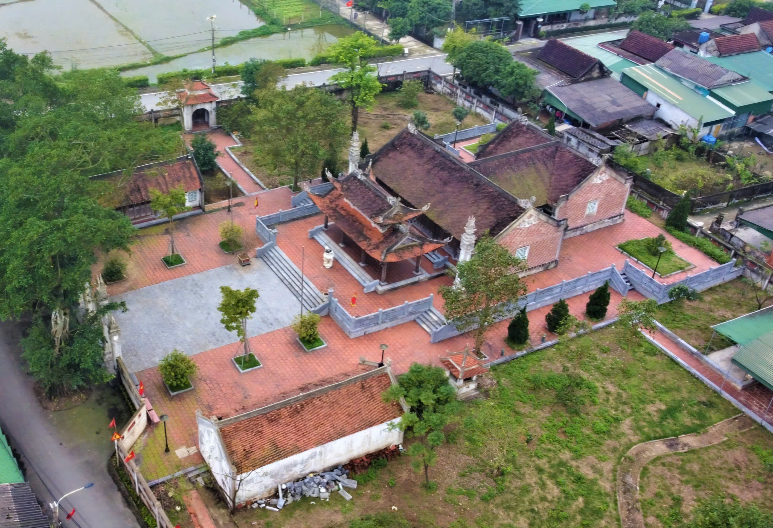 Cận cảnh đền thờ vua Mai Hắc Đế ở Hà Tĩnh - Ảnh 1.