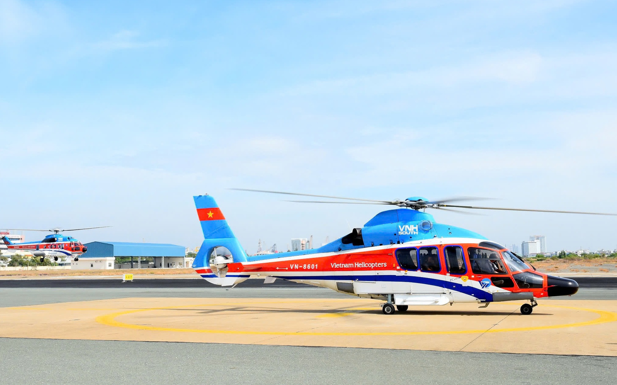 Tour trực thăng ngắm TPHCM có gì, giá ra sao?