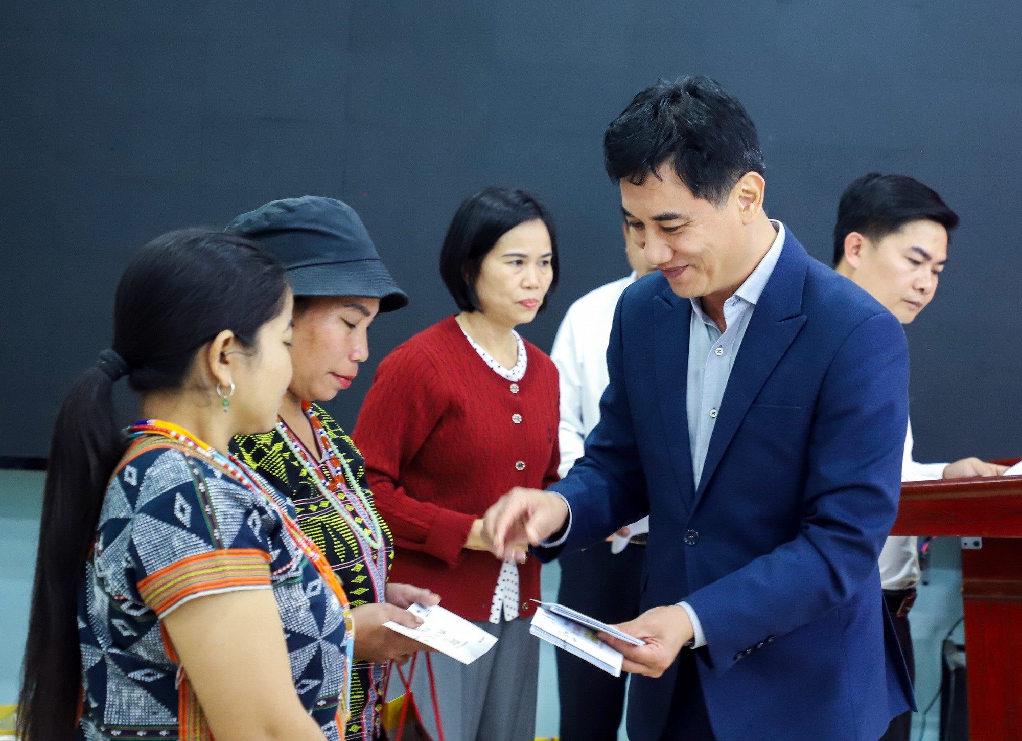 Trao qu&agrave; Tết B&iacute;nh Ngọ 2026- Gắn kết Đ&agrave; Nẵng, lan tỏa y&ecirc;u thương - Ảnh 6.