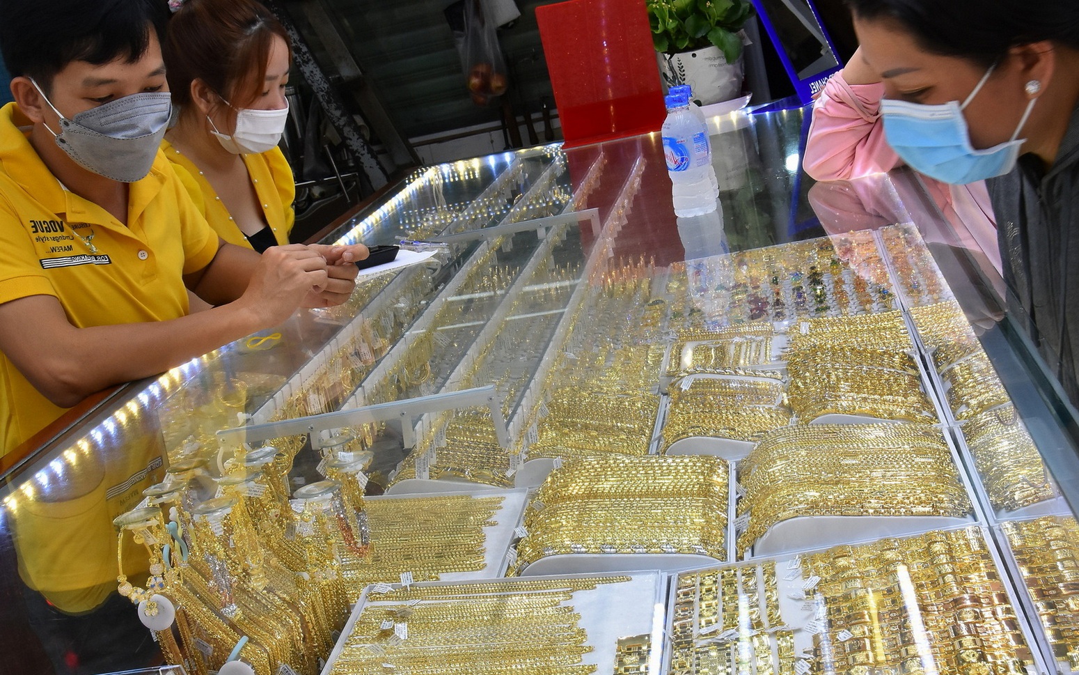Giá vàng hôm nay 10-2: Tiếp tục tăng mạnh