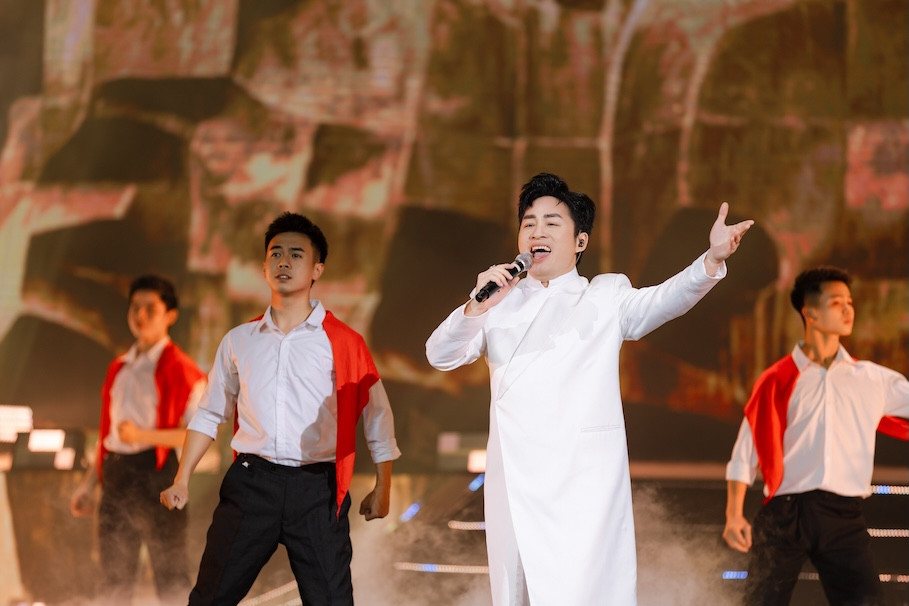 Tùng Dương, Đức Phúc khiến khán giả xúc động tại "Xuân quê hương" - Ảnh 3.