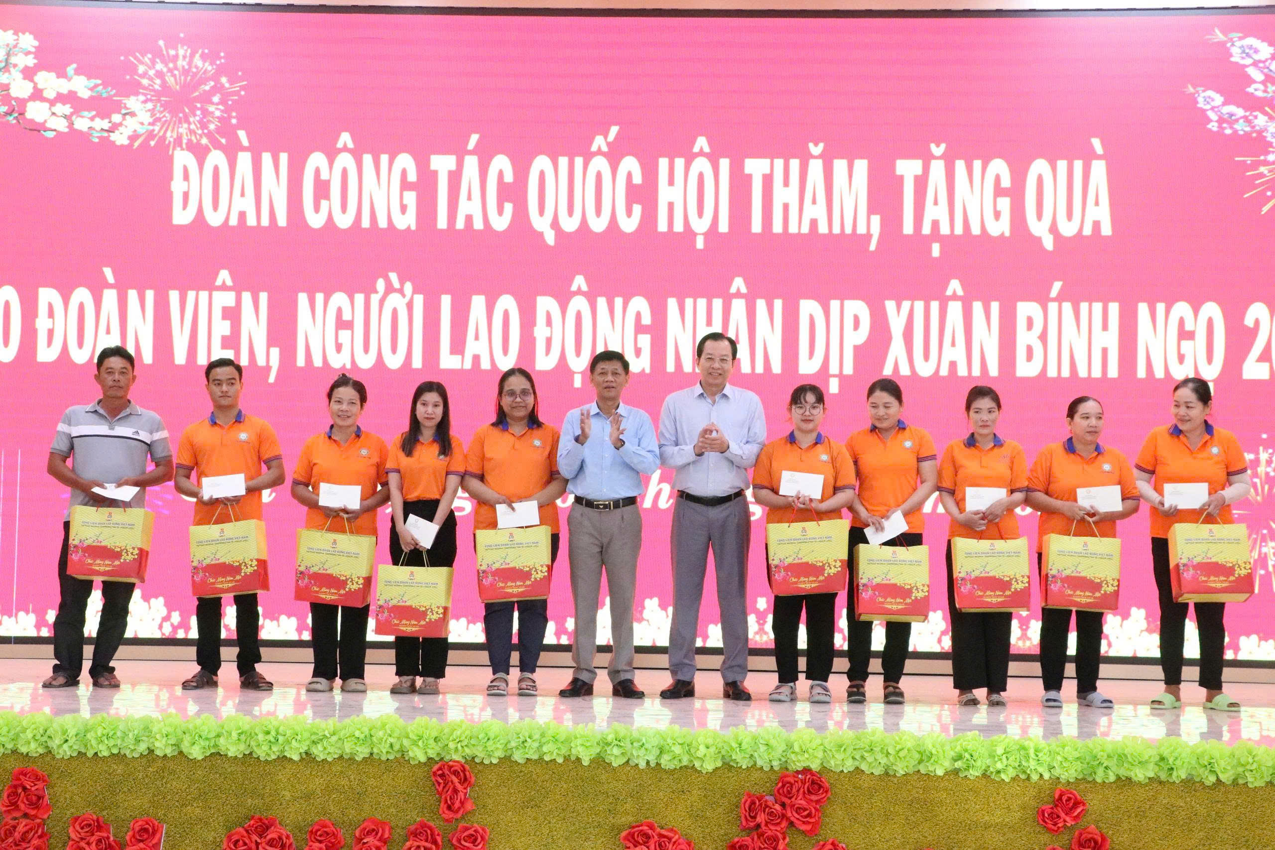 Mang m&ugrave;a xu&acirc;n ấm &aacute;p đến đo&agrave;n vi&ecirc;n, người lao động tại Cần Thơ - Ảnh 2.