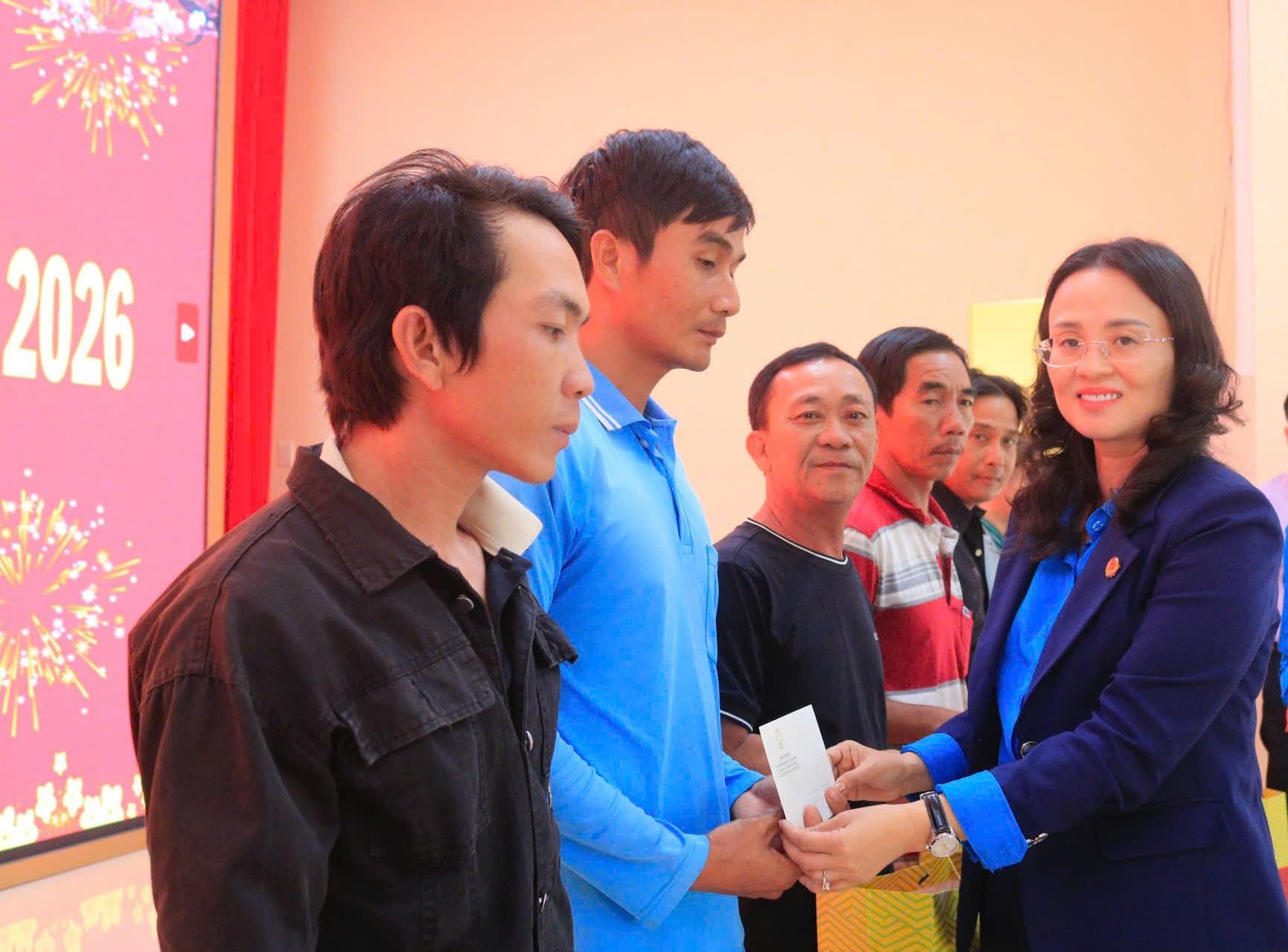 Mang m&ugrave;a xu&acirc;n ấm &aacute;p đến đo&agrave;n vi&ecirc;n, người lao động tại Cần Thơ - Ảnh 4.