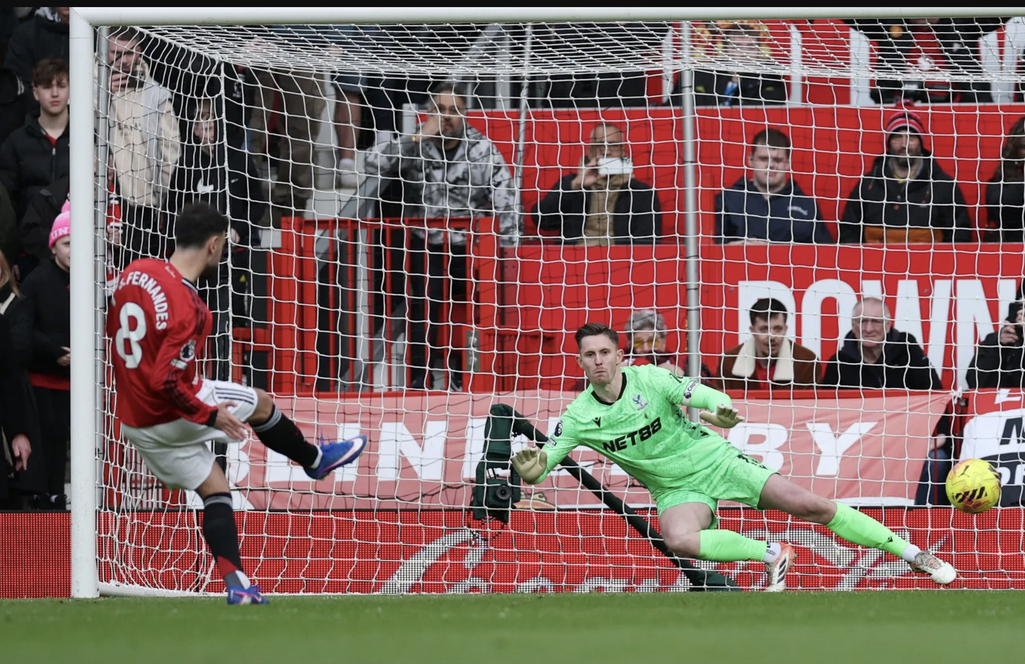 Man United ngược d&ograve;ng hạ Crystal Palace, Carrick lập cột mốc lịch sử - Ảnh 4.